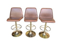 Set aus drei drehbaren Barhockern von Johanson Design aus den 1970er Jahren mit vergoldeten Metallfüßen