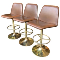 Ensemble de trois tabourets de bar pivotants des années 1970 par Johanson Design avec bases en métal doré