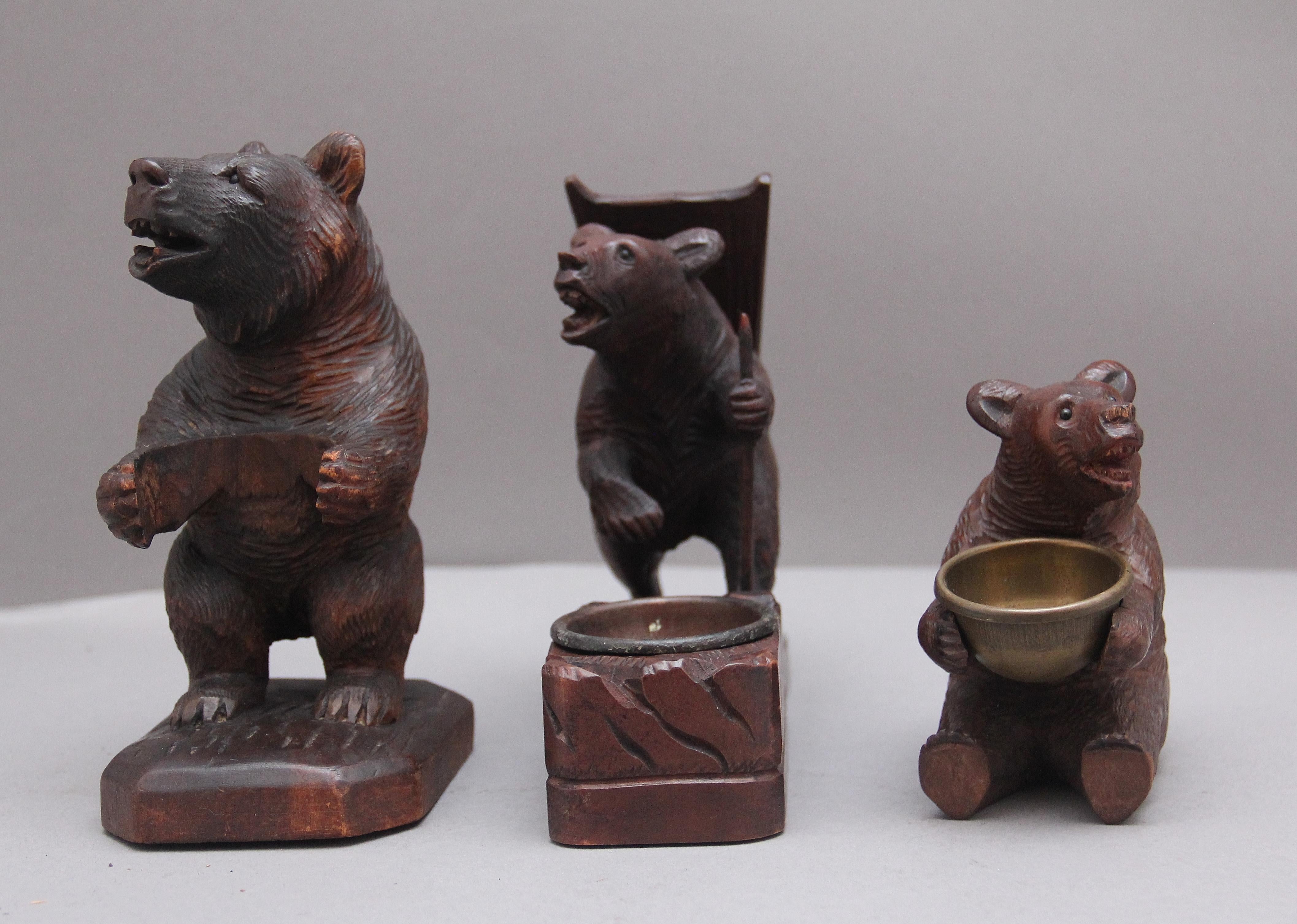 Ensemble de trois sculptures en forêt noire du XIXe siècle représentant des ours dans différentes poses. Les trois ours sont en très bon état et leur sculpture est d'une grande netteté.
 