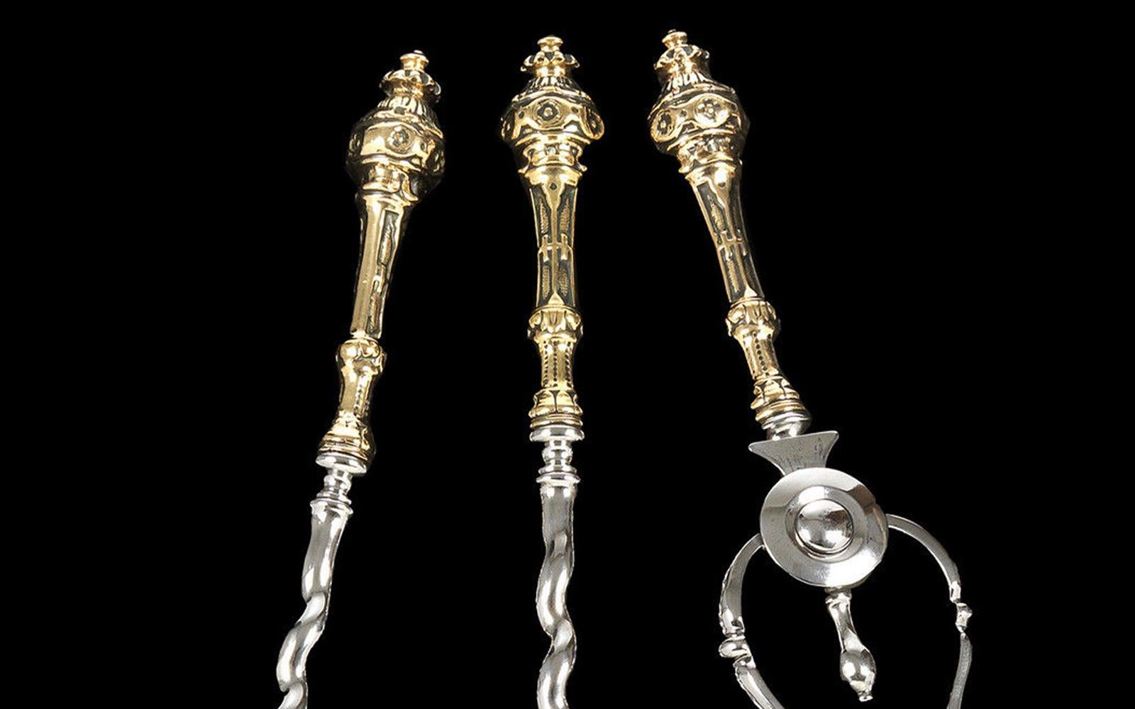 With brass knob finial decorated handles with twisted stems.

 