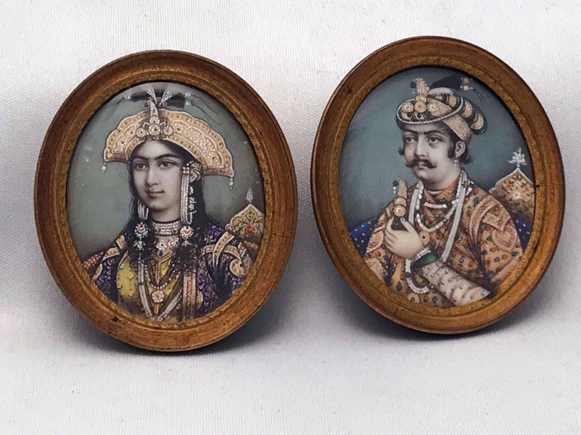 Peint Ensemble de trois miniatures anglo-indiennes en vente