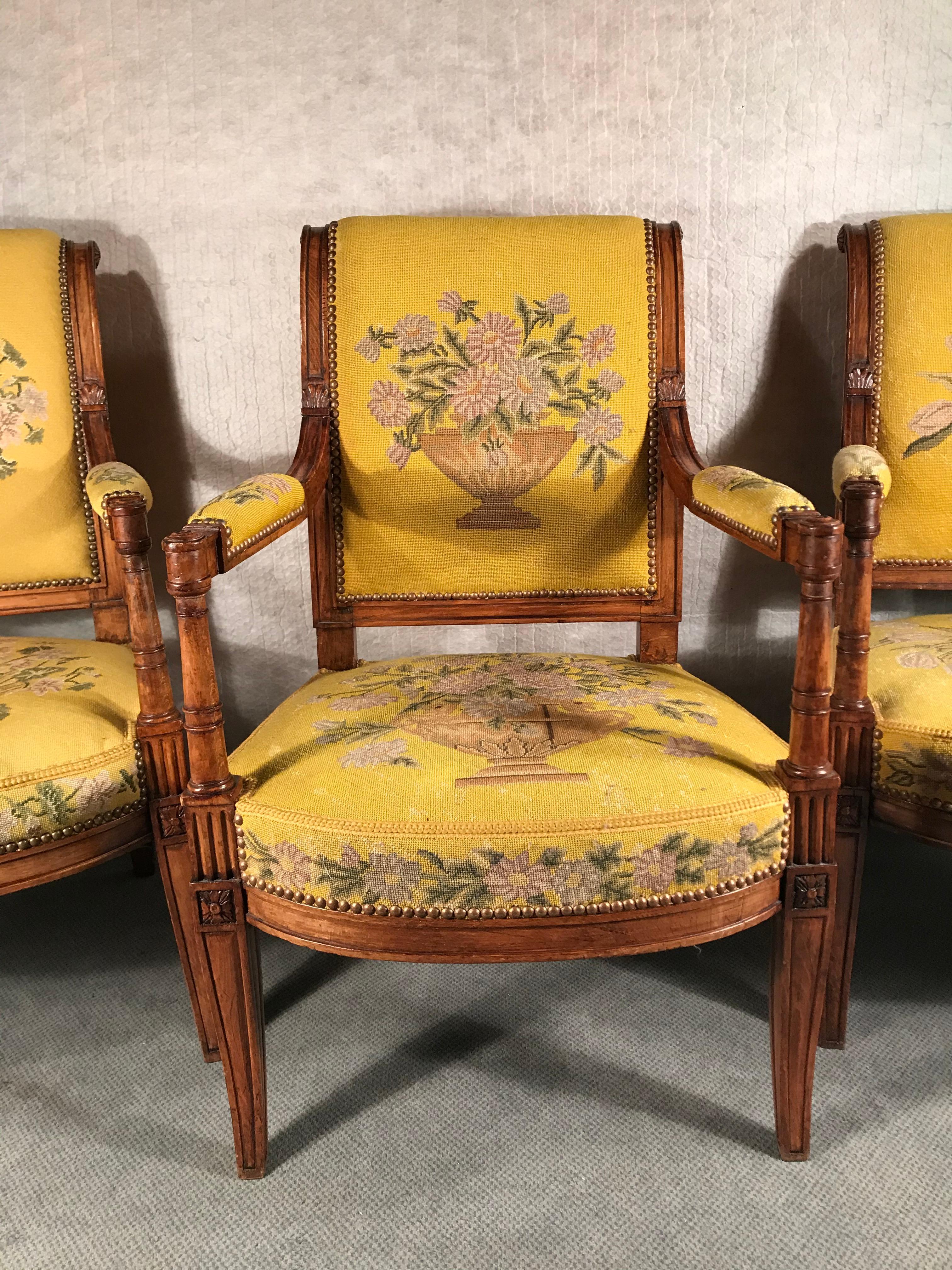 Drei Sessel, Directoire-Stil, Frankreich, 19. Jahrhundert
Diese eleganten Stühle sind aus Ahornholz gefertigt und haben fein geschnitzte Details. Die Stühle sind mit einem hübschen Stickereistoff bezogen. Sie sind in gutem Originalzustand. 
Die