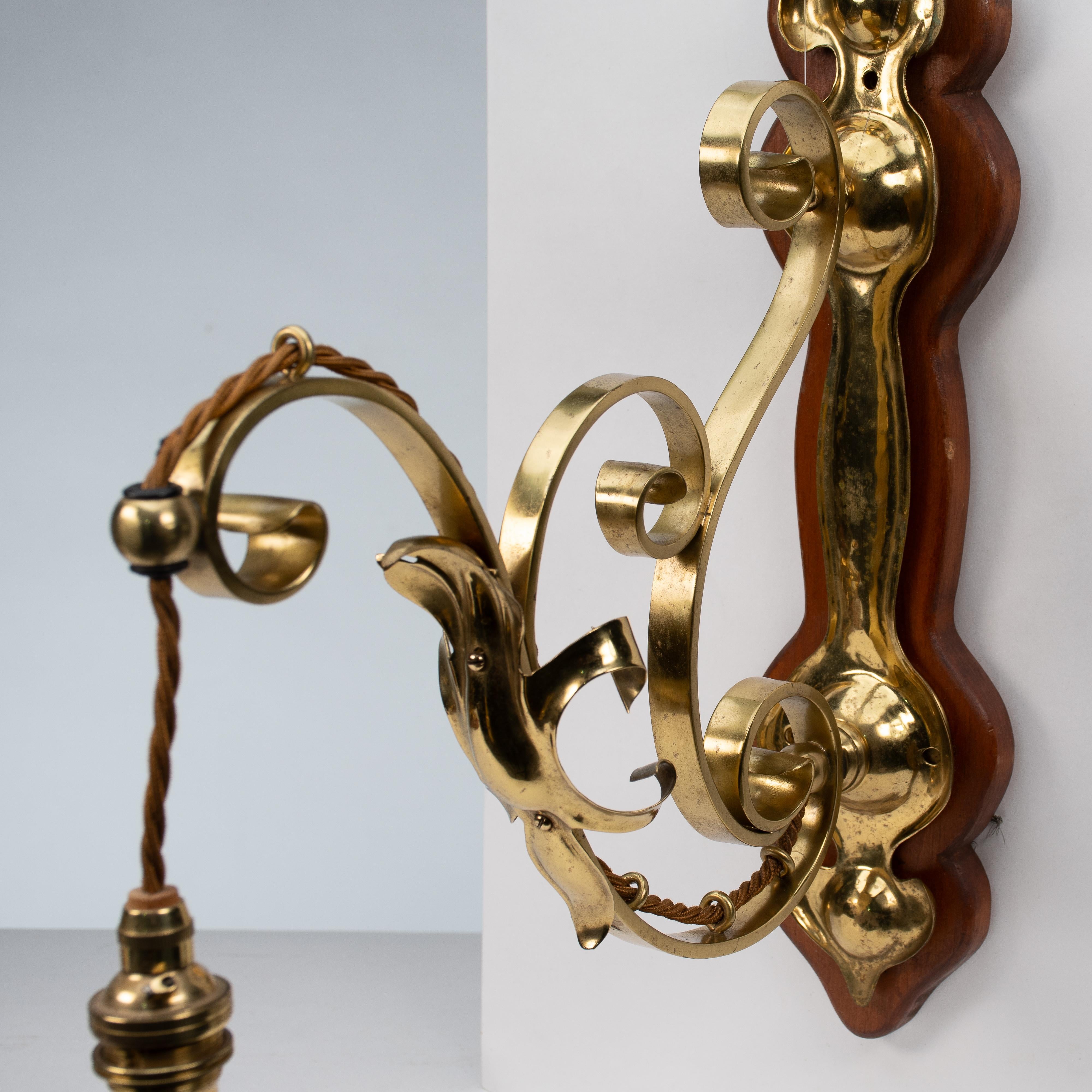 Un set di tre lampade da parete in ottone di stile Arts and Crafts con placche in legno di noce in vendita 4