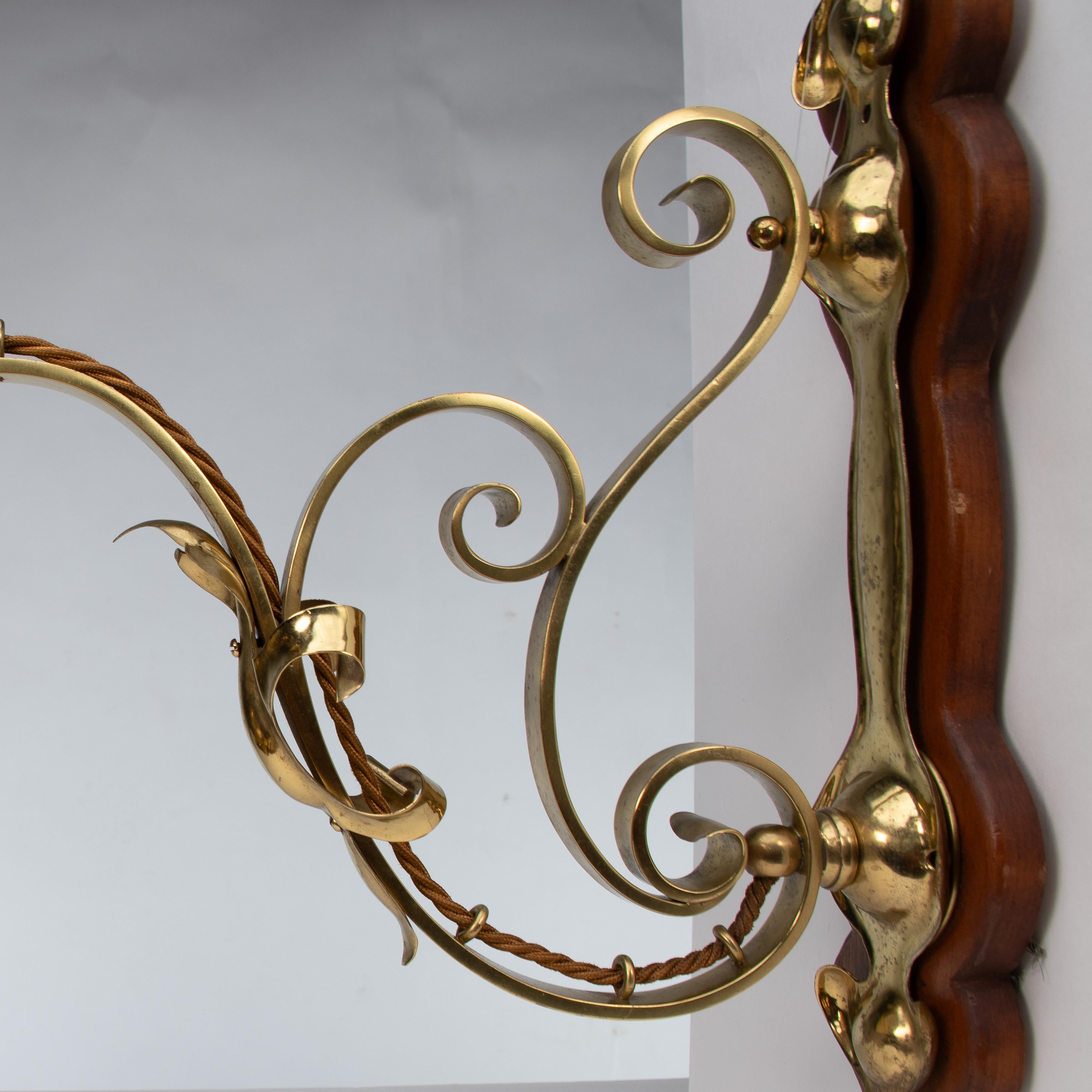Un set di tre lampade da parete in ottone di stile Arts and Crafts con placche in legno di noce in vendita 5