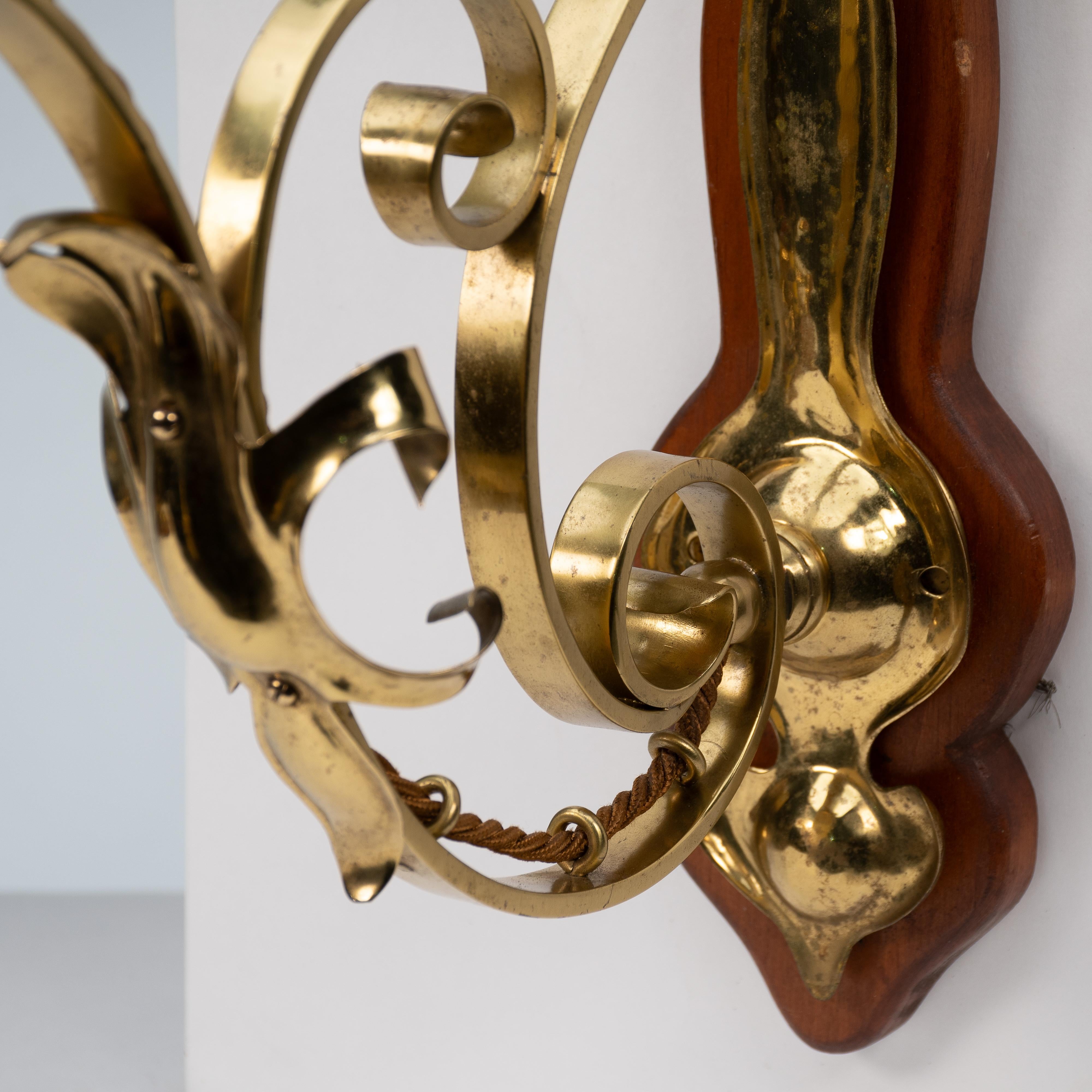 Un set di tre lampade da parete in ottone di stile Arts and Crafts con placche in legno di noce in vendita 6