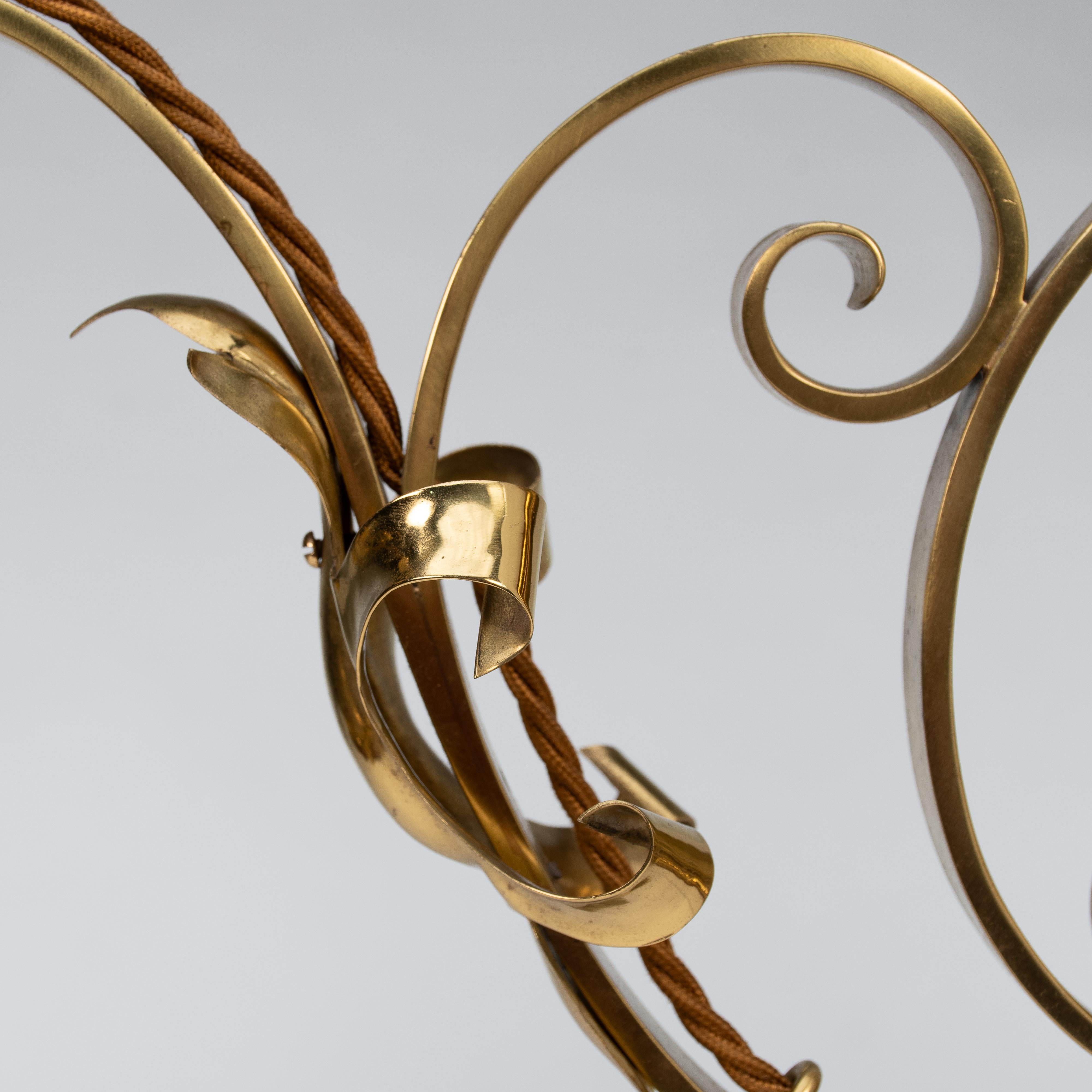 Un set di tre lampade da parete in ottone di stile Arts and Crafts con placche in legno di noce in vendita 7