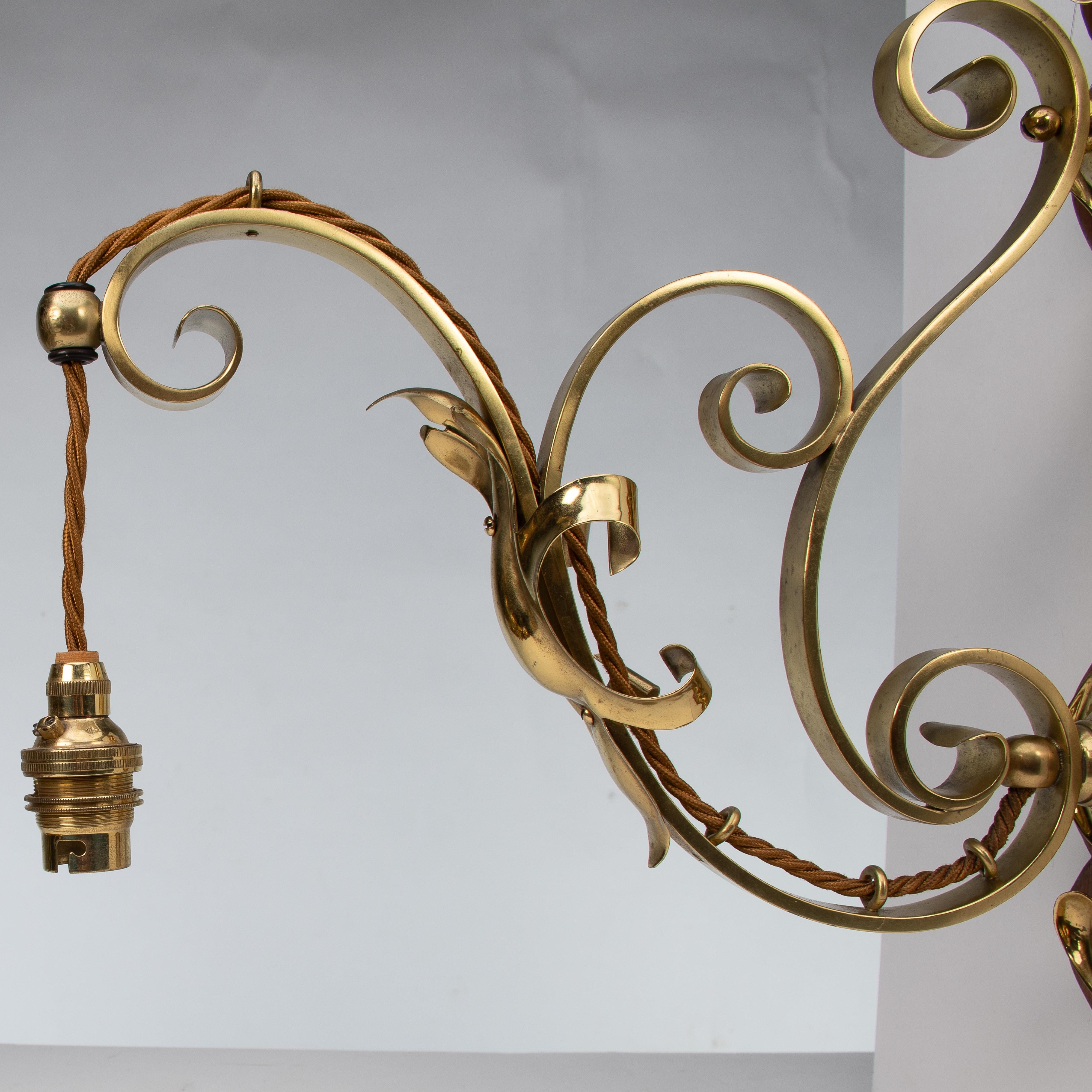 Un set di tre lampade da parete in ottone di stile Arts and Crafts con placche in legno di noce in vendita 8