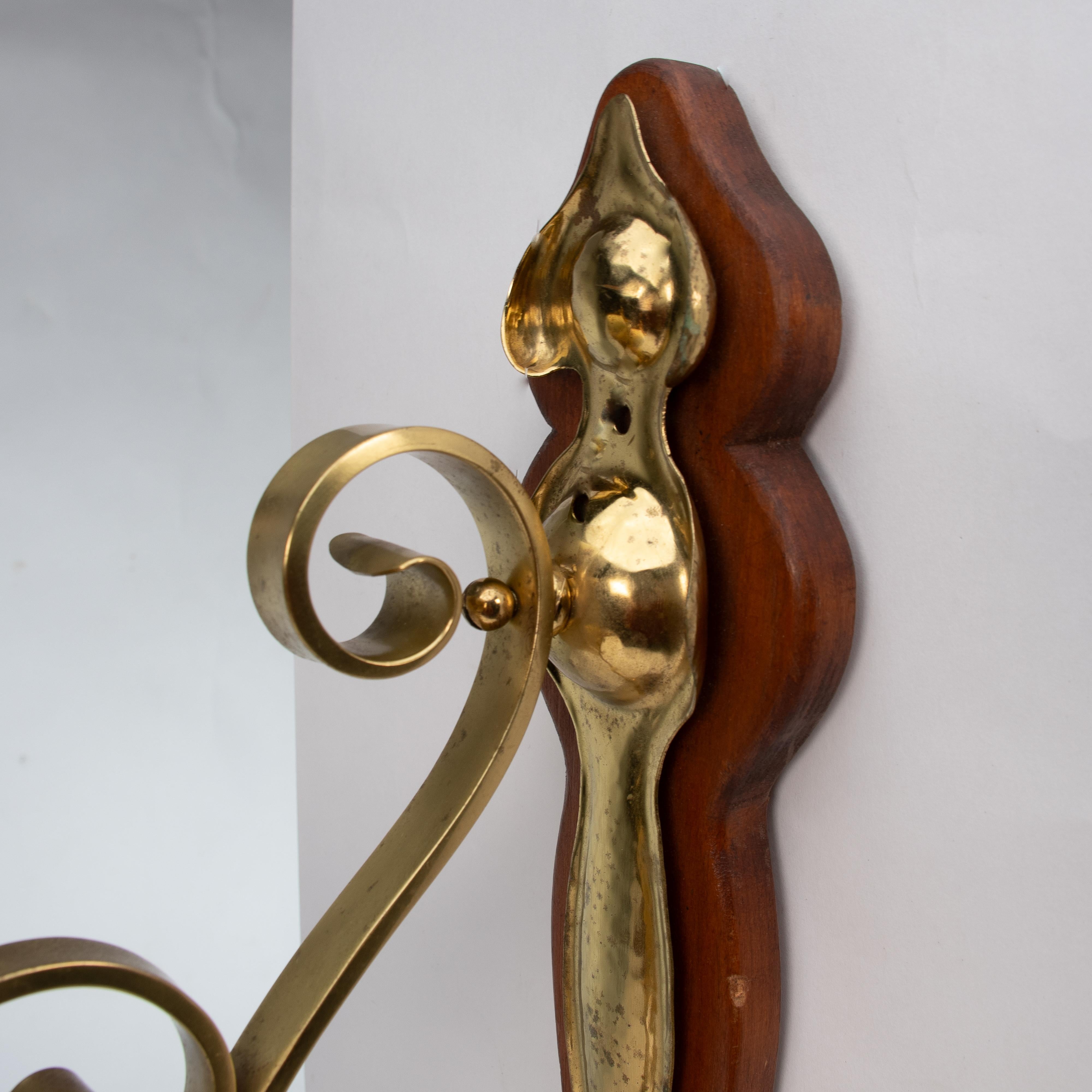 Un set di tre lampade da parete in ottone di stile Arts and Crafts con placche in legno di noce in vendita 9