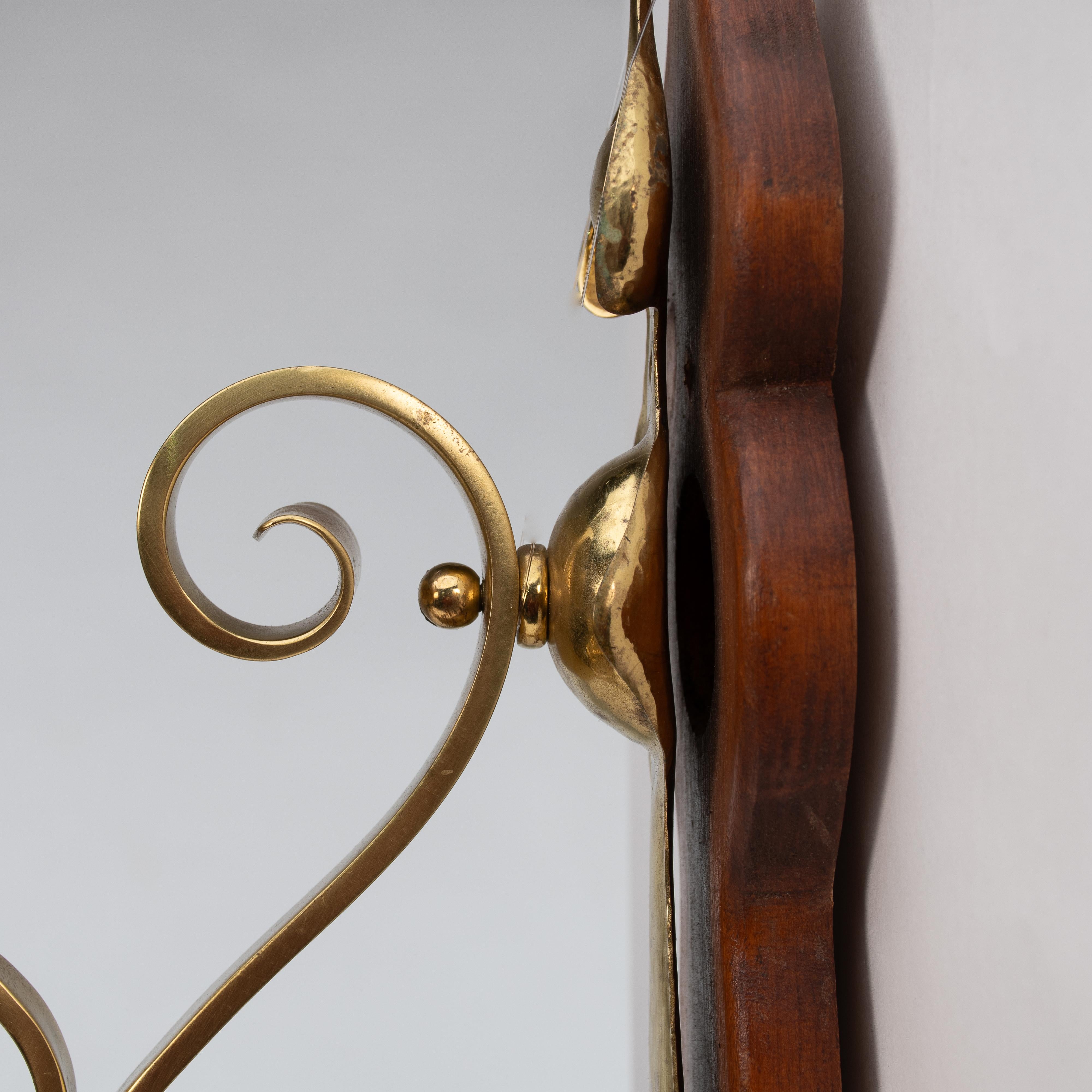 Un set di tre lampade da parete in ottone di stile Arts and Crafts con placche in legno di noce in vendita 10