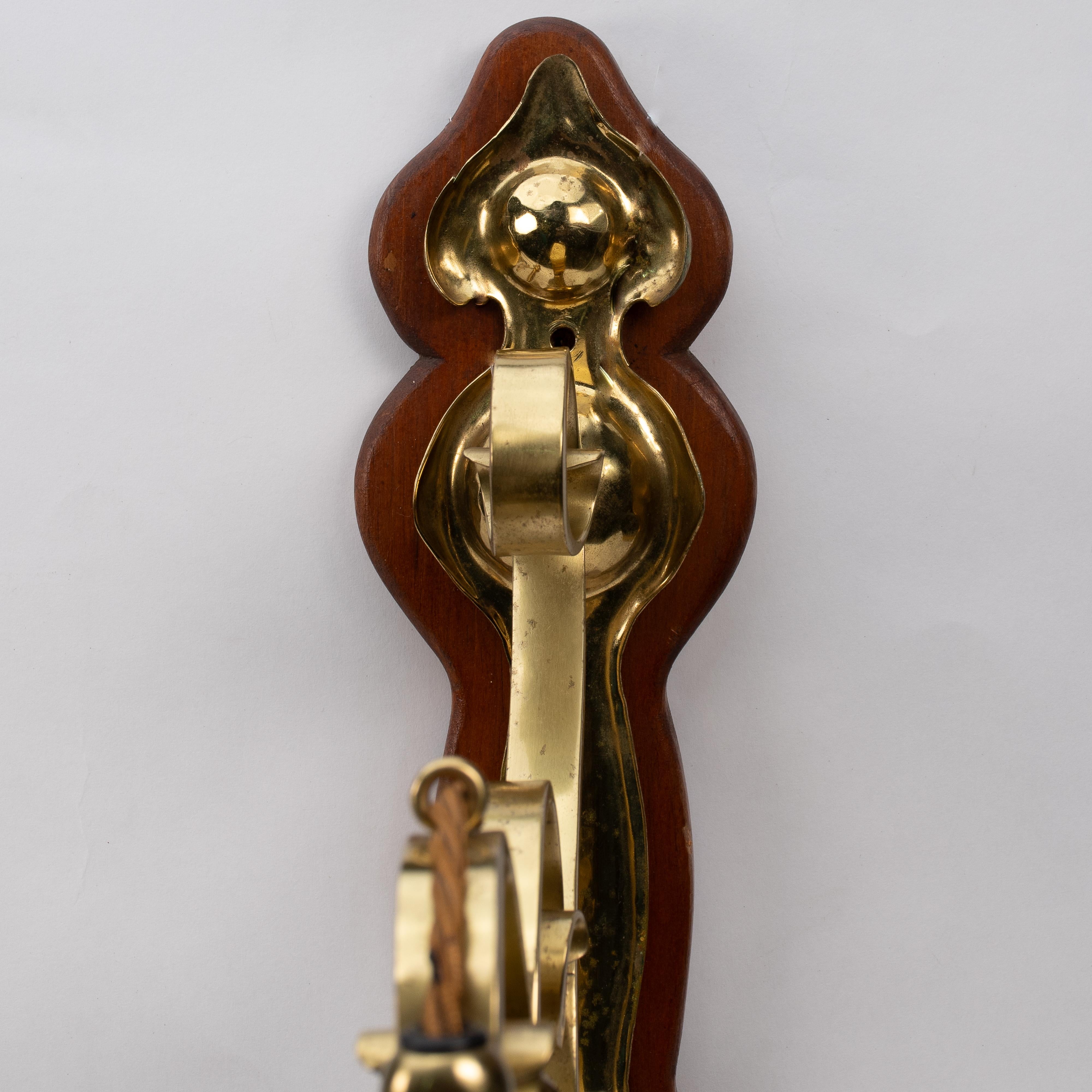 Un set di tre lampade da parete in ottone di stile Arts and Crafts con placche in legno di noce in vendita 11