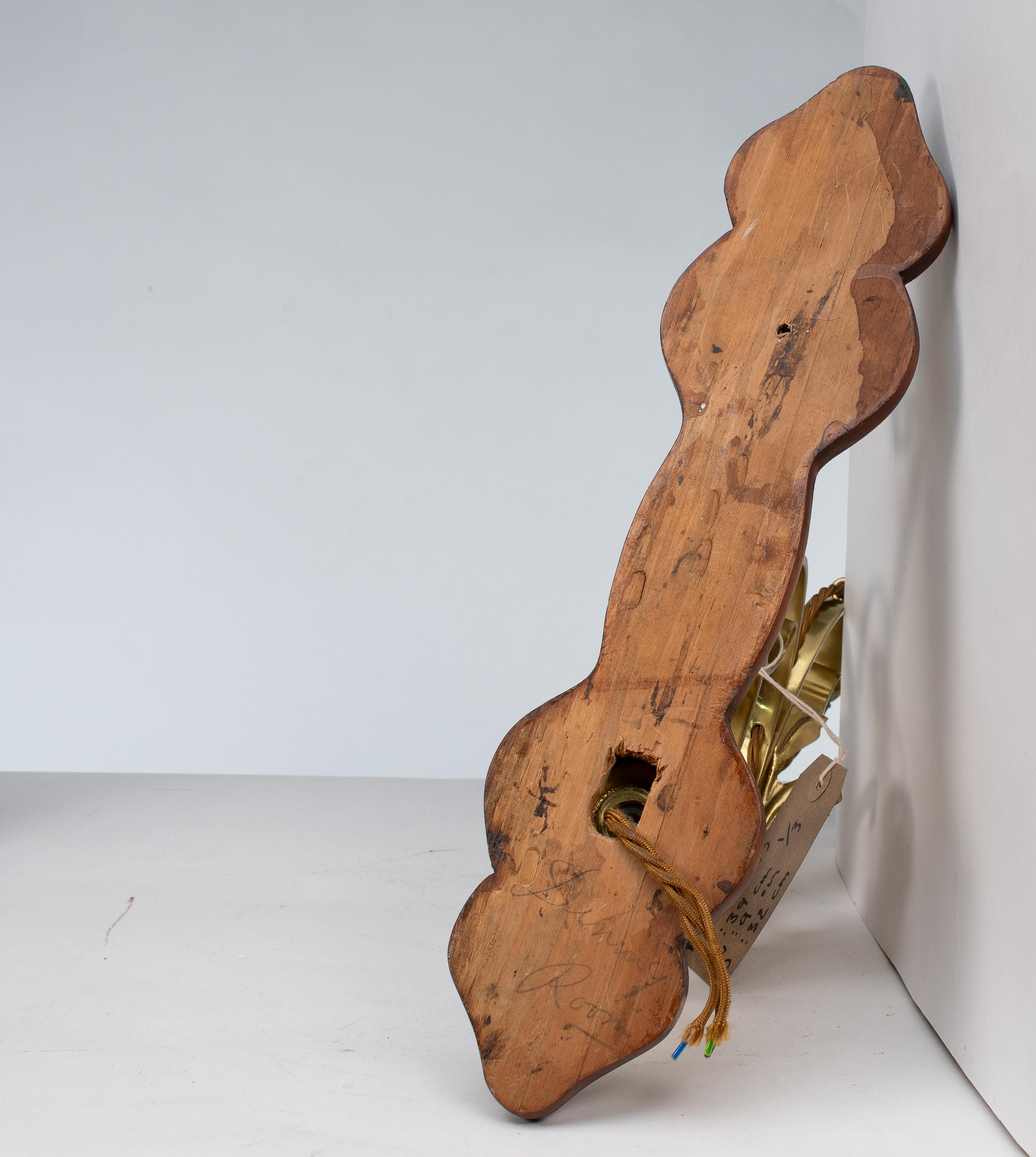 Un set di tre lampade da parete in ottone di stile Arts and Crafts con placche in legno di noce in vendita 12