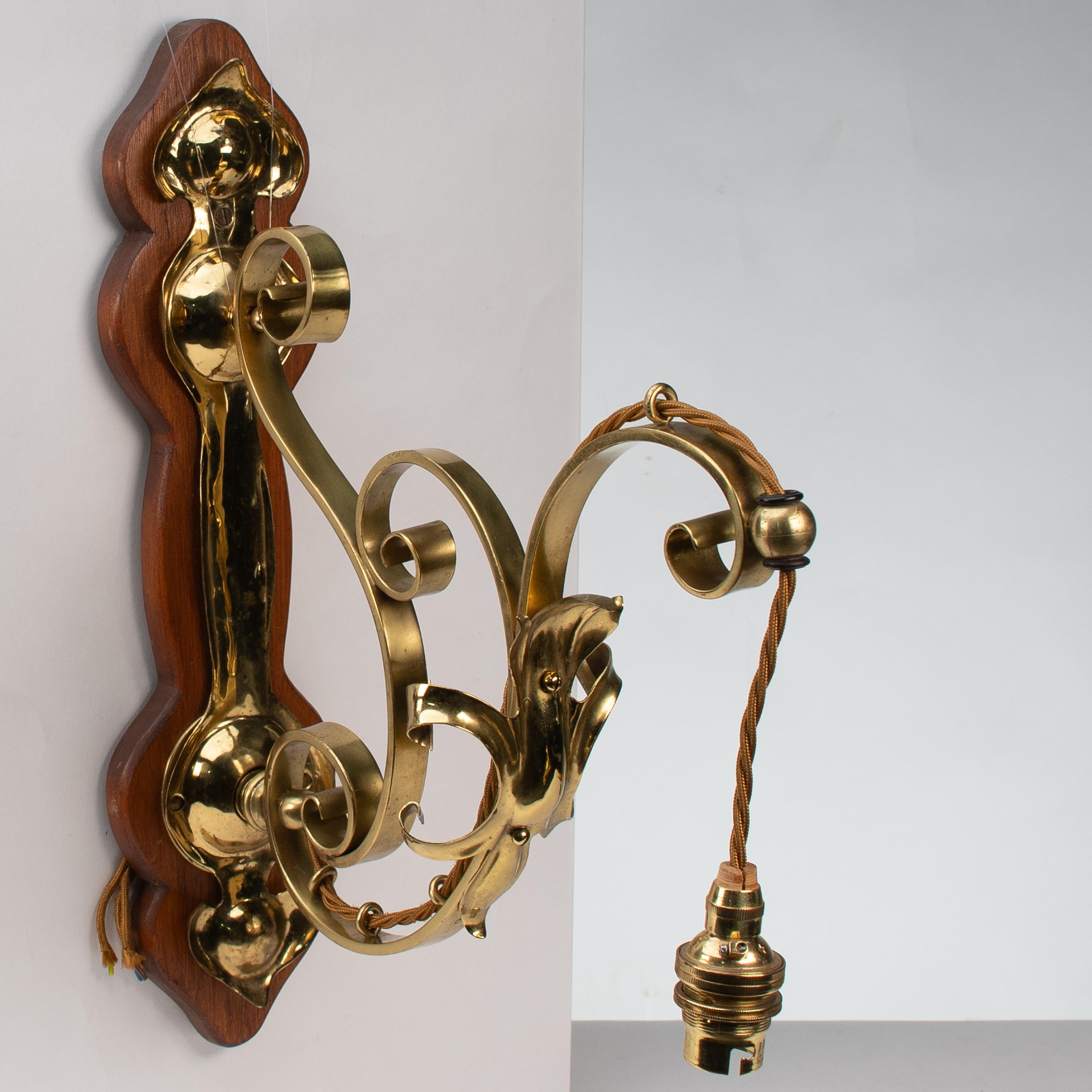 A set of three Arts and Crafts brass wall lights with walnut backplates In Good Condition For Sale In London, GB