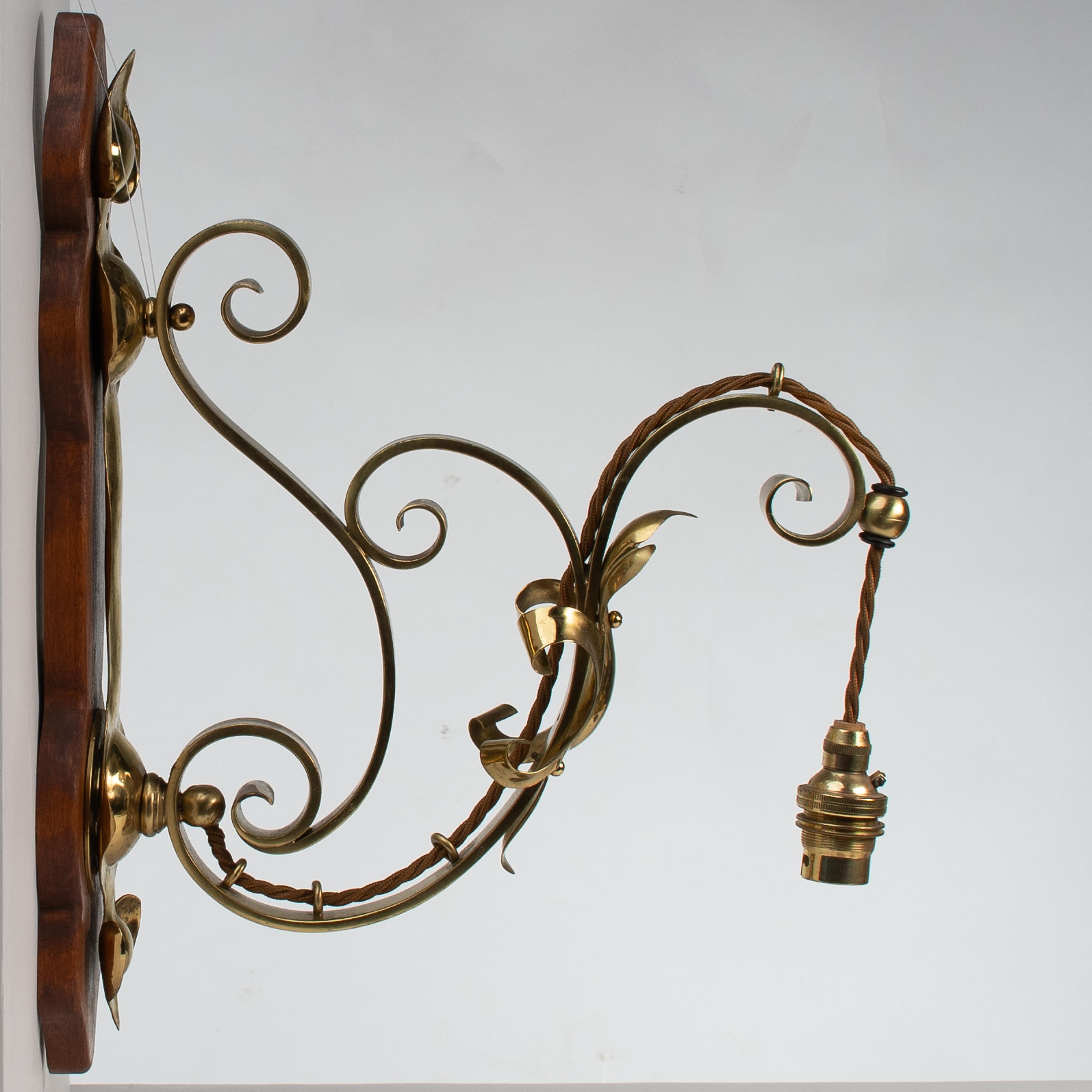 Early 20th Century A set of three Arts and Crafts brass wall lights with walnut backplates For Sale