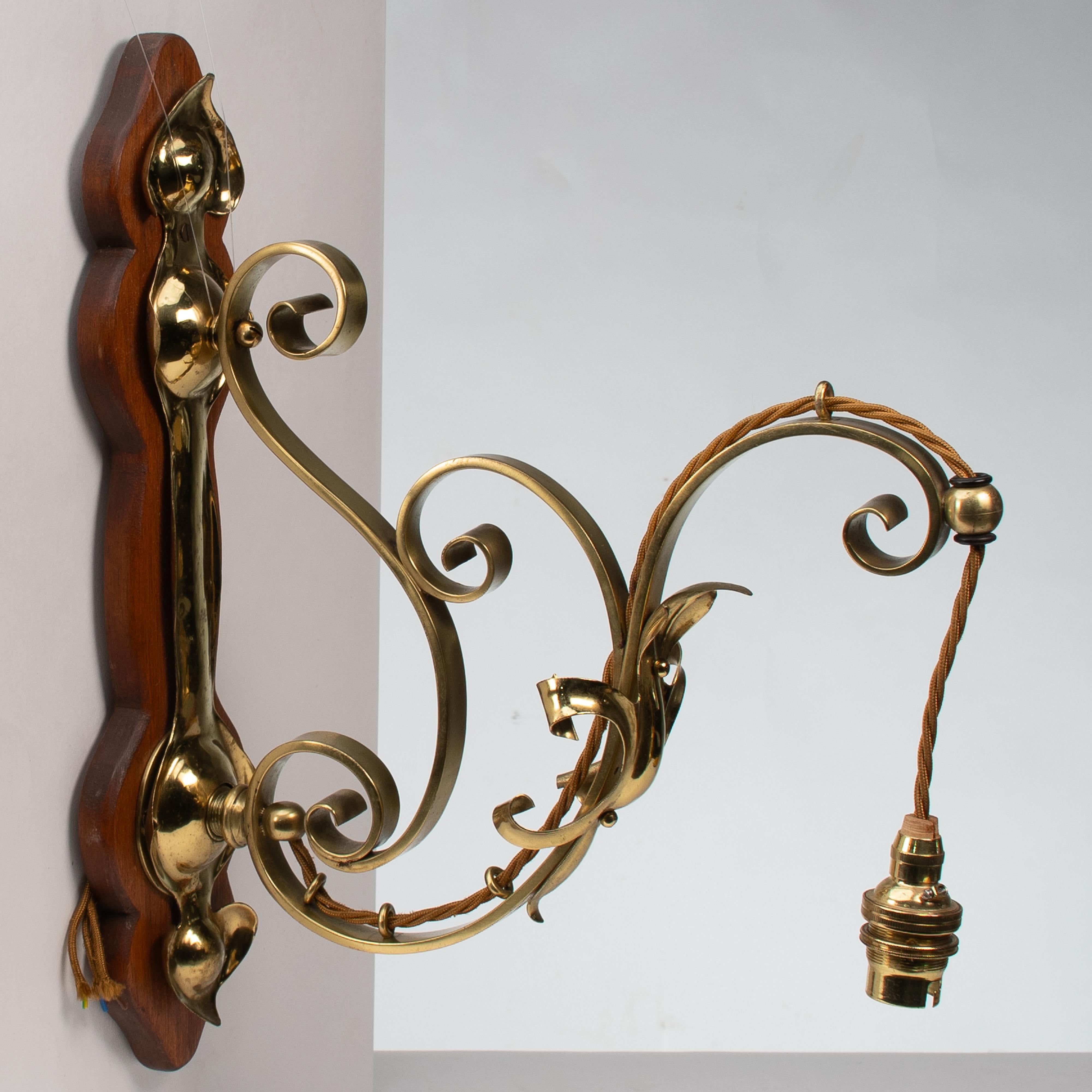 Brass A set of three Arts and Crafts brass wall lights with walnut backplates For Sale