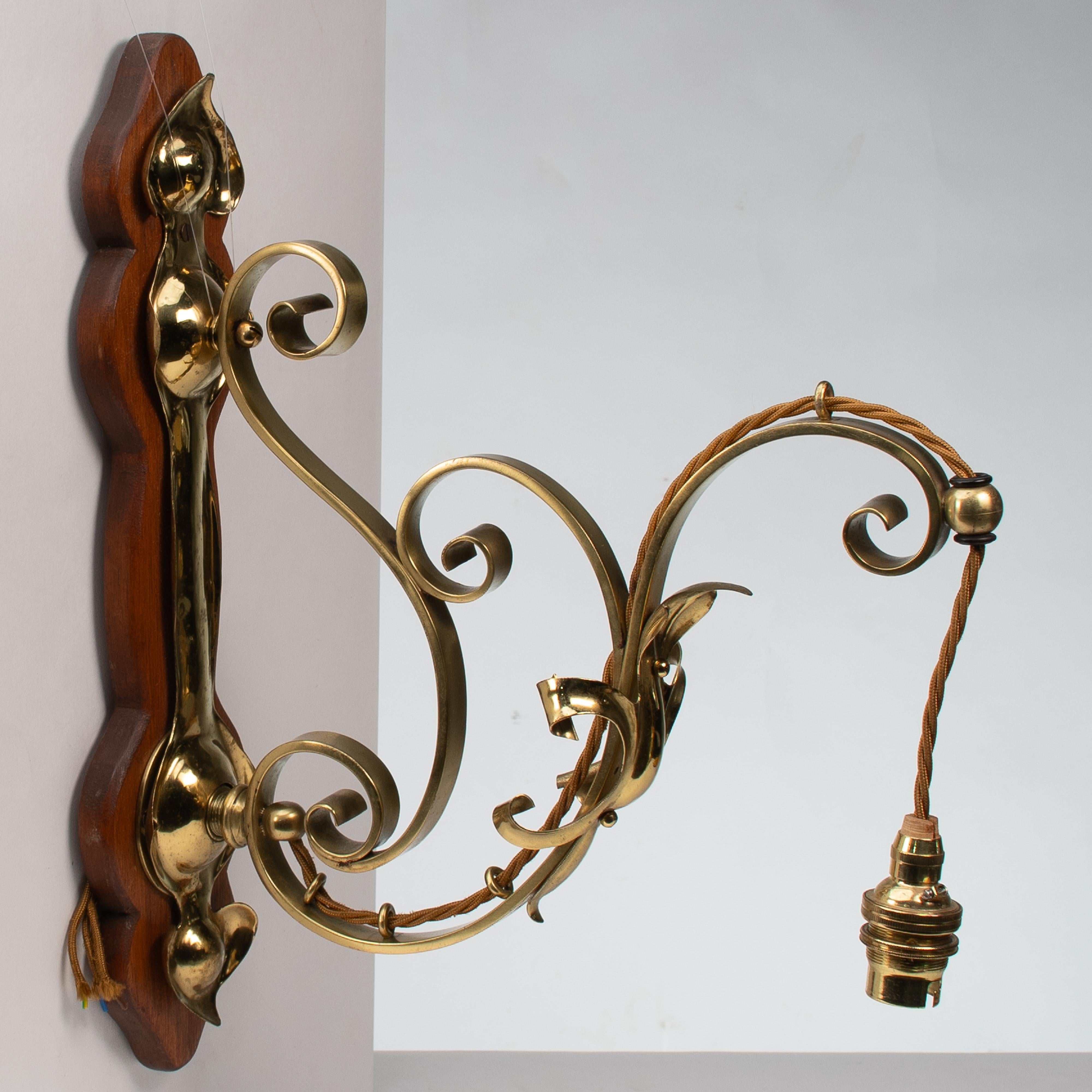 Ottone Un set di tre lampade da parete in ottone di stile Arts and Crafts con placche in legno di noce in vendita