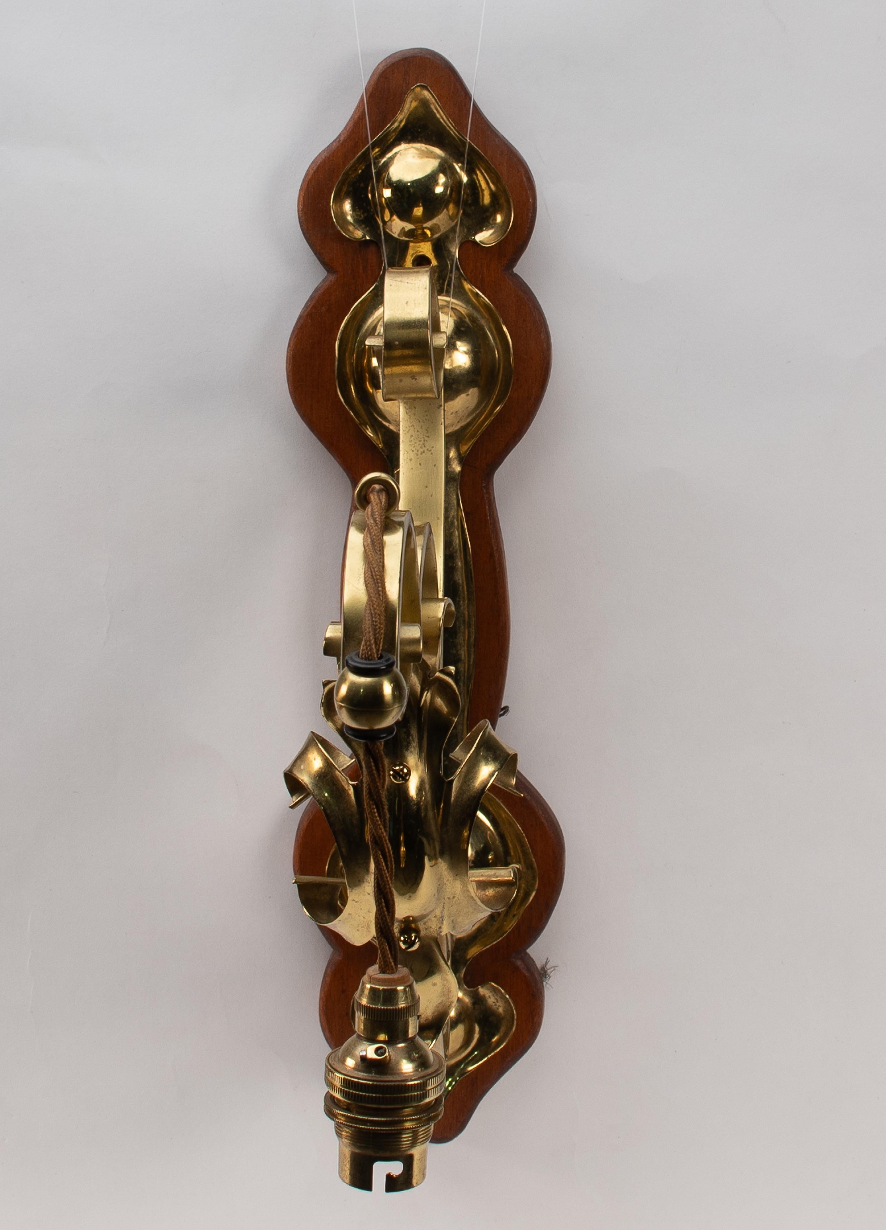 Un set di tre lampade da parete in ottone di stile Arts and Crafts con placche in legno di noce in vendita 1