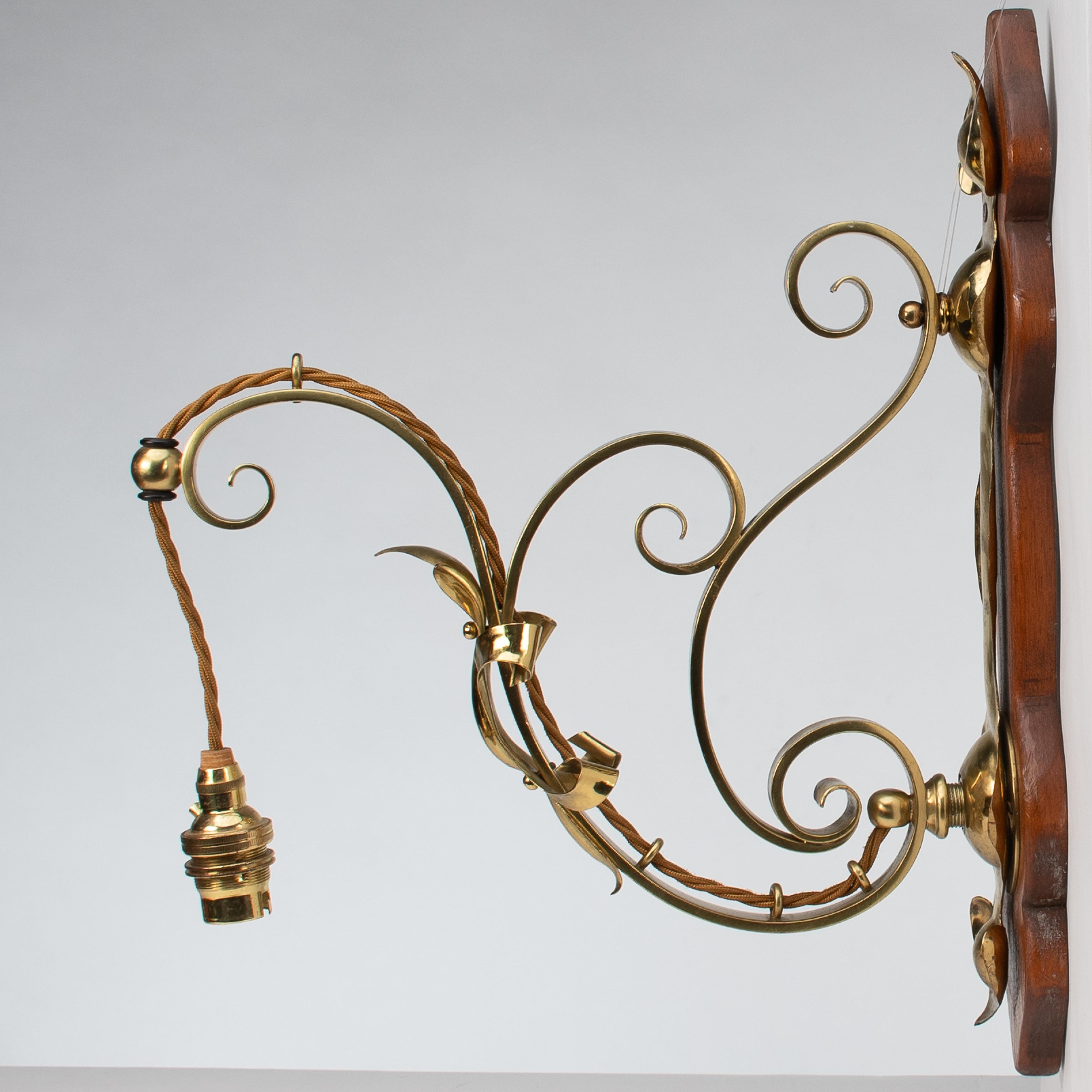Un set di tre lampade da parete in ottone di stile Arts and Crafts con placche in legno di noce in vendita 2