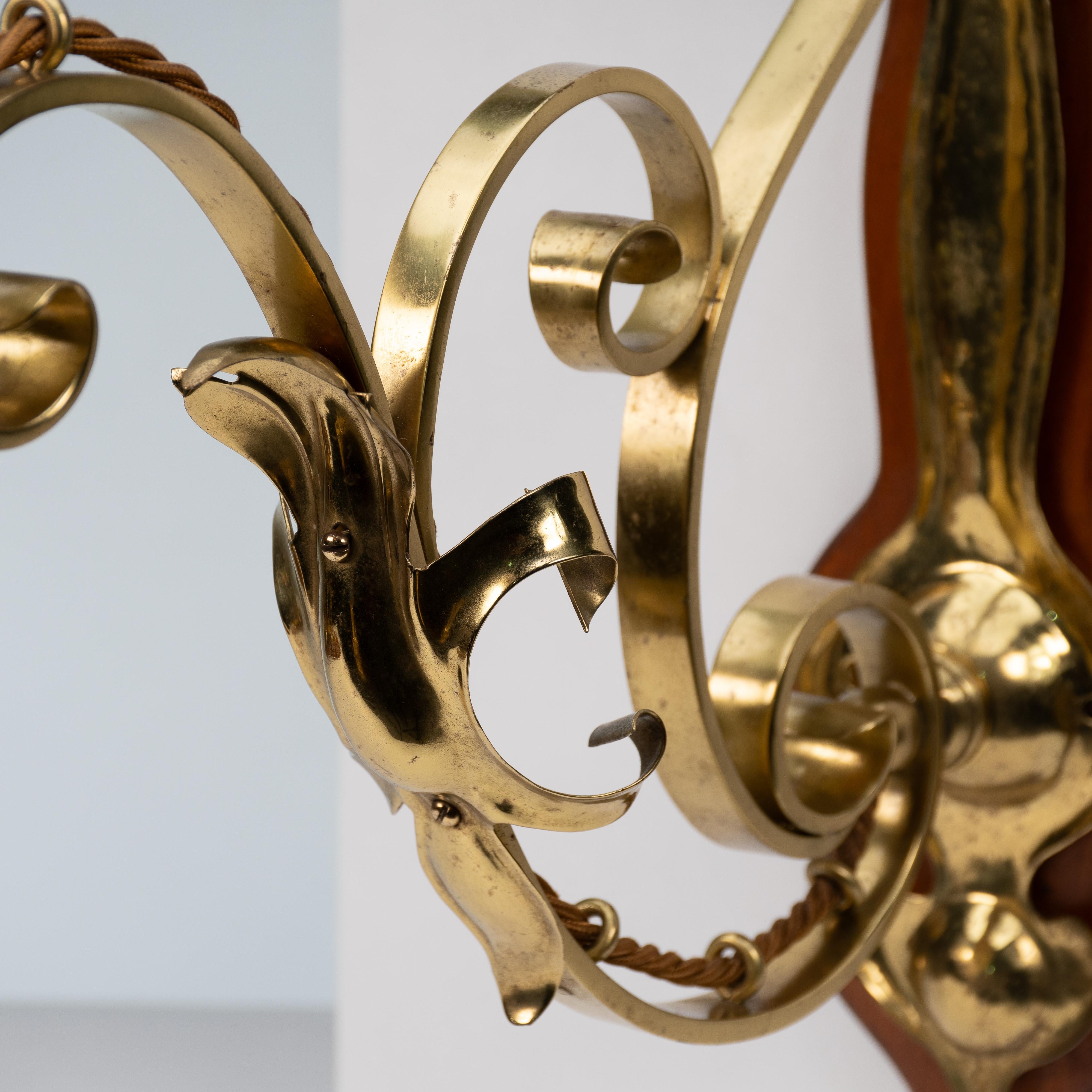Un set di tre lampade da parete in ottone di stile Arts and Crafts con placche in legno di noce in vendita 3