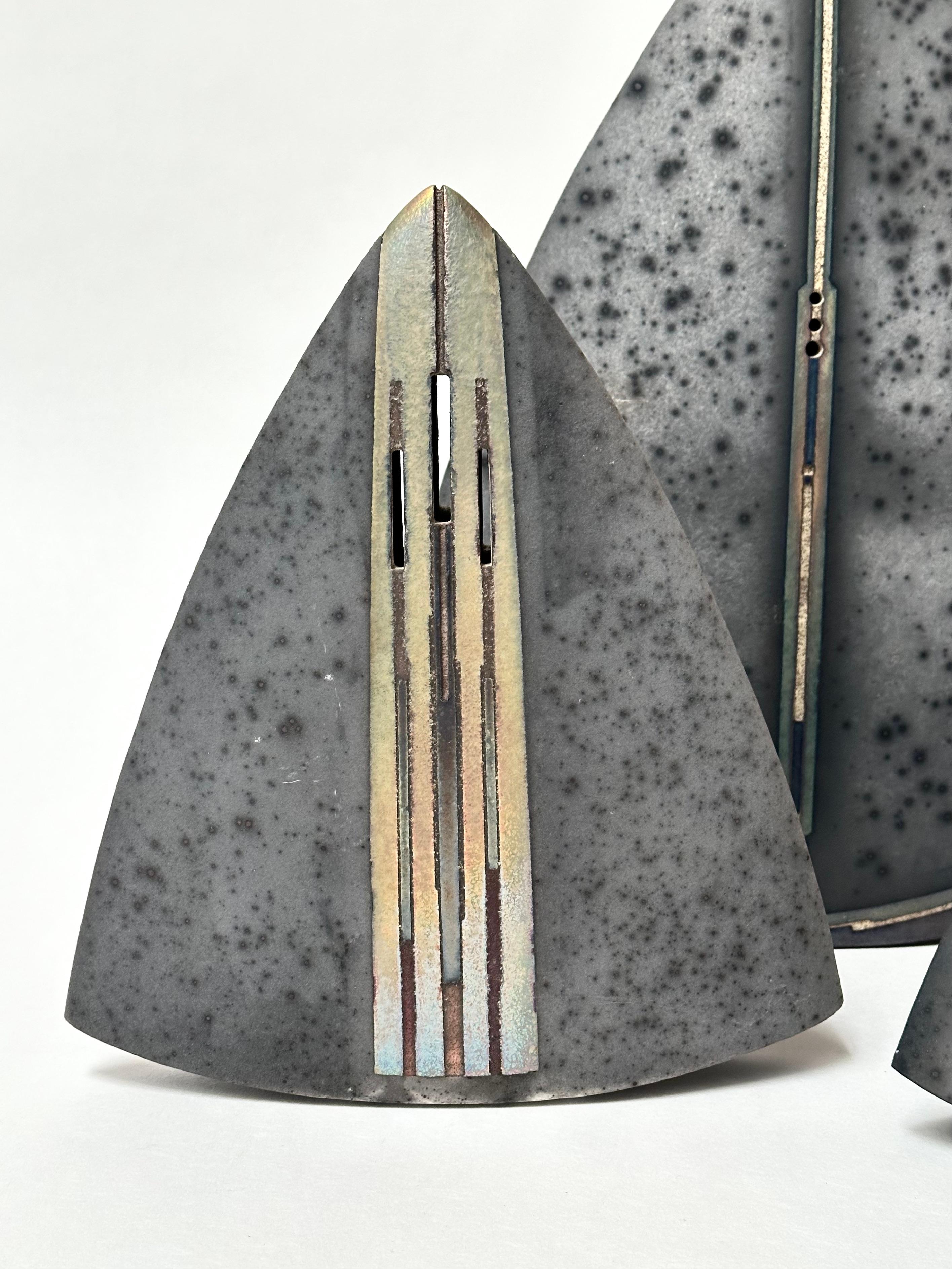 Un gruppo di tre sculture in ceramica a forma di ogiva con smalti metallici.
Cottura ad altissima temperatura.

Misure (cm) :
44,5 H, 37,7 W, 8 D.
31,5 H, 28 W, 5,5 D. 
2à H, 19,5 L, 5,8 D.



Informazioni sull'artista
Emili Biarnes - nata nel 1956