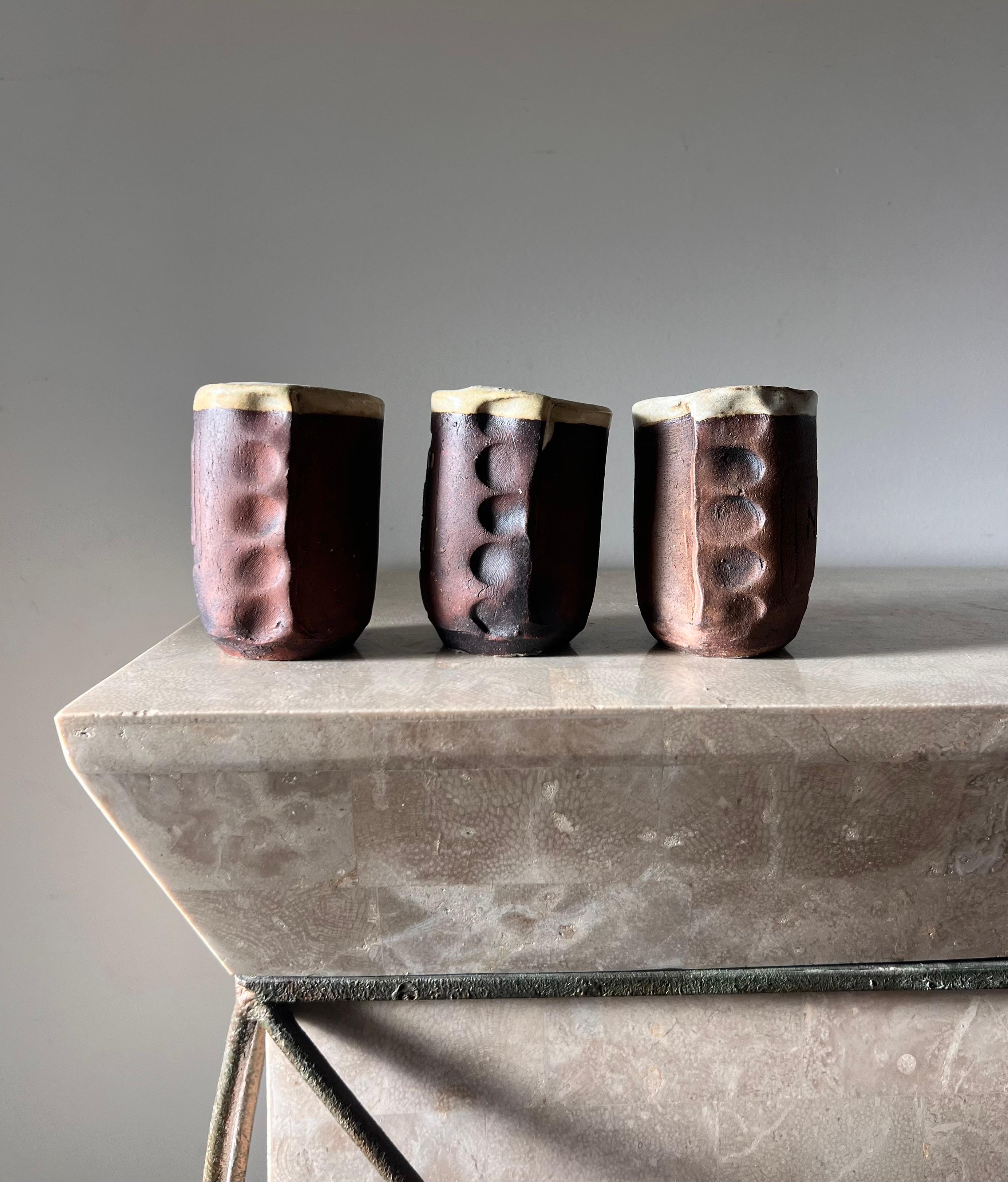 Juego de tres tazas de cerámica artística de Studio Pottery, hechas a mano en 1968. Firmado 