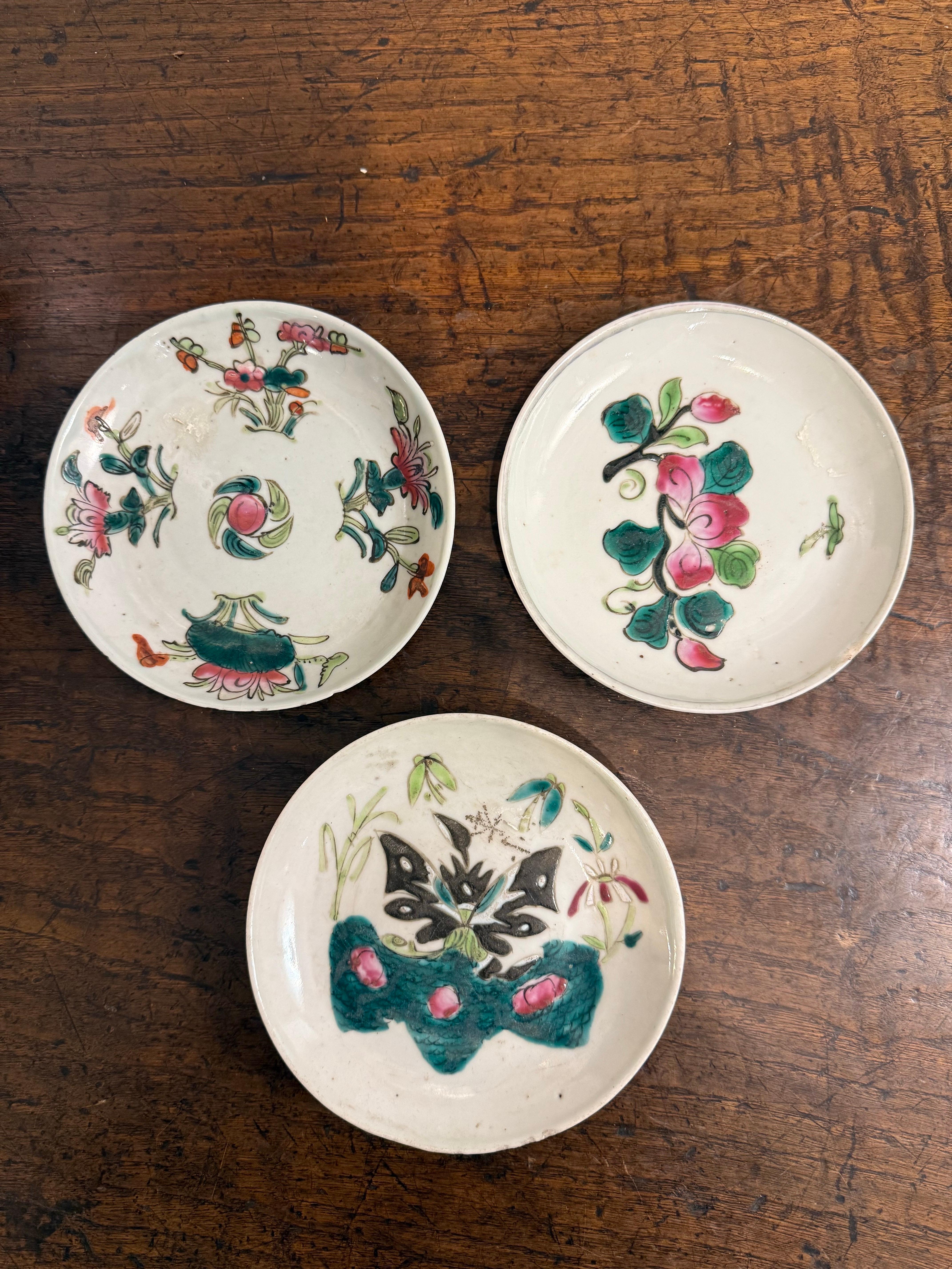 Juego de tres platillos de cerámica china Familie Rose con marcas, Siglo XIX

Procedencia: Colección privada Victoria.

Dimensiones:
Altura: 2.2 cm
Diámetro: 13,5 cm
