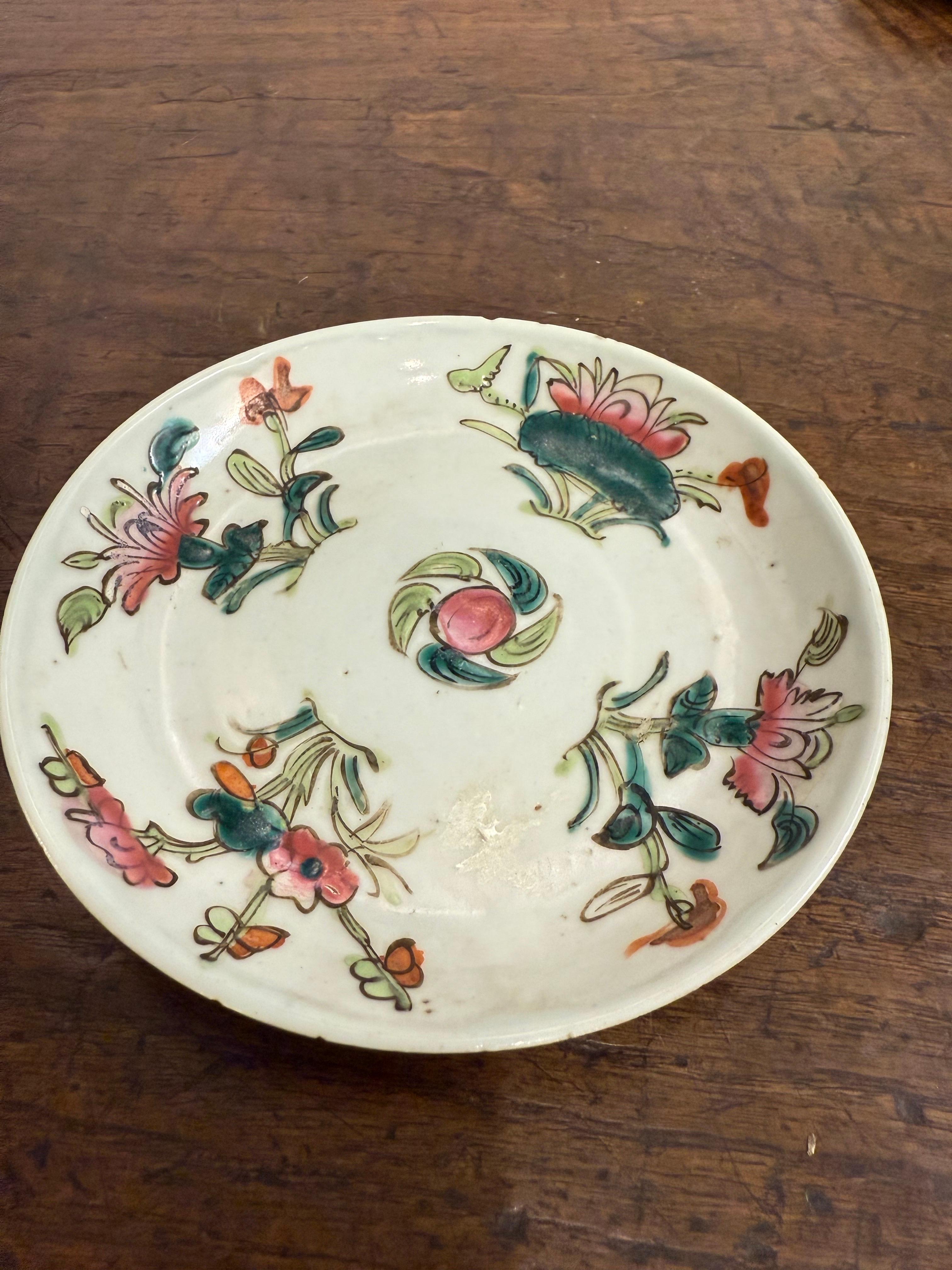 Juego de tres platillos de cerámica china Familie Rose con marcas, Siglo XIX en Bueno estado para la venta en ARMADALE, VIC