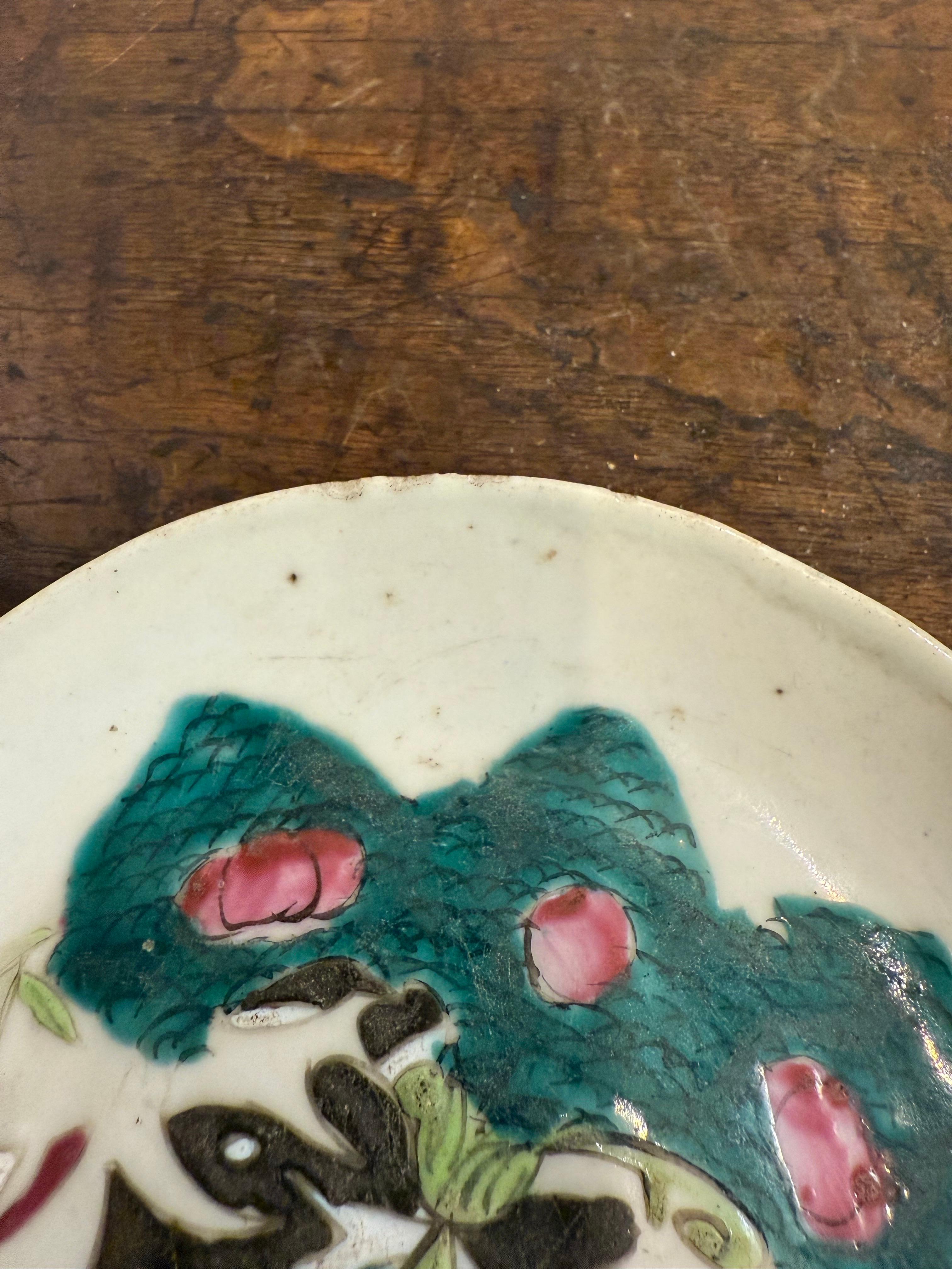 Juego de tres platillos de cerámica china Familie Rose con marcas, Siglo XIX siglo XIX en venta