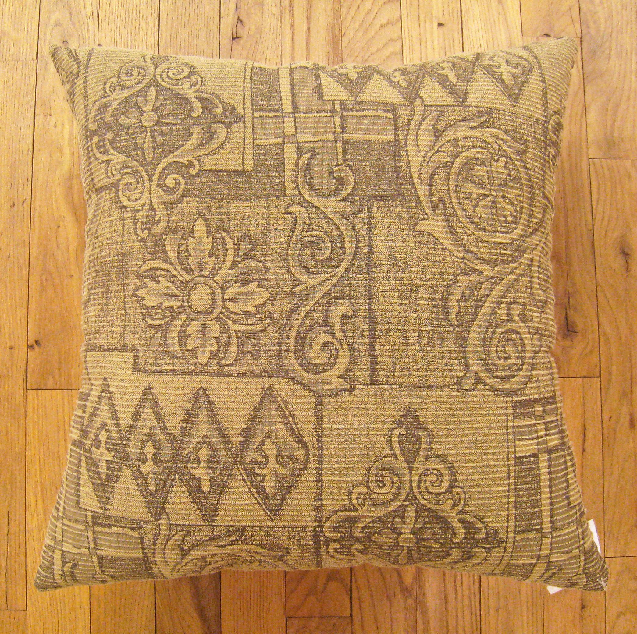 A Set of Three Decorative Vintage Floro-Geometric Double-Sided Fabric Pillows For Sale 6
