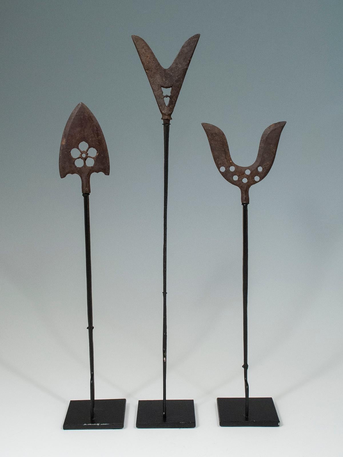 Pointes de flèche de la période Edo sur bases personnalisées, Japon

Ces pointes de flèches sont appelées yashiri ou yanone et étaient utilisées à des fins diverses, comme des présentations et des cadeaux, ou pour le combat et la chasse. Les