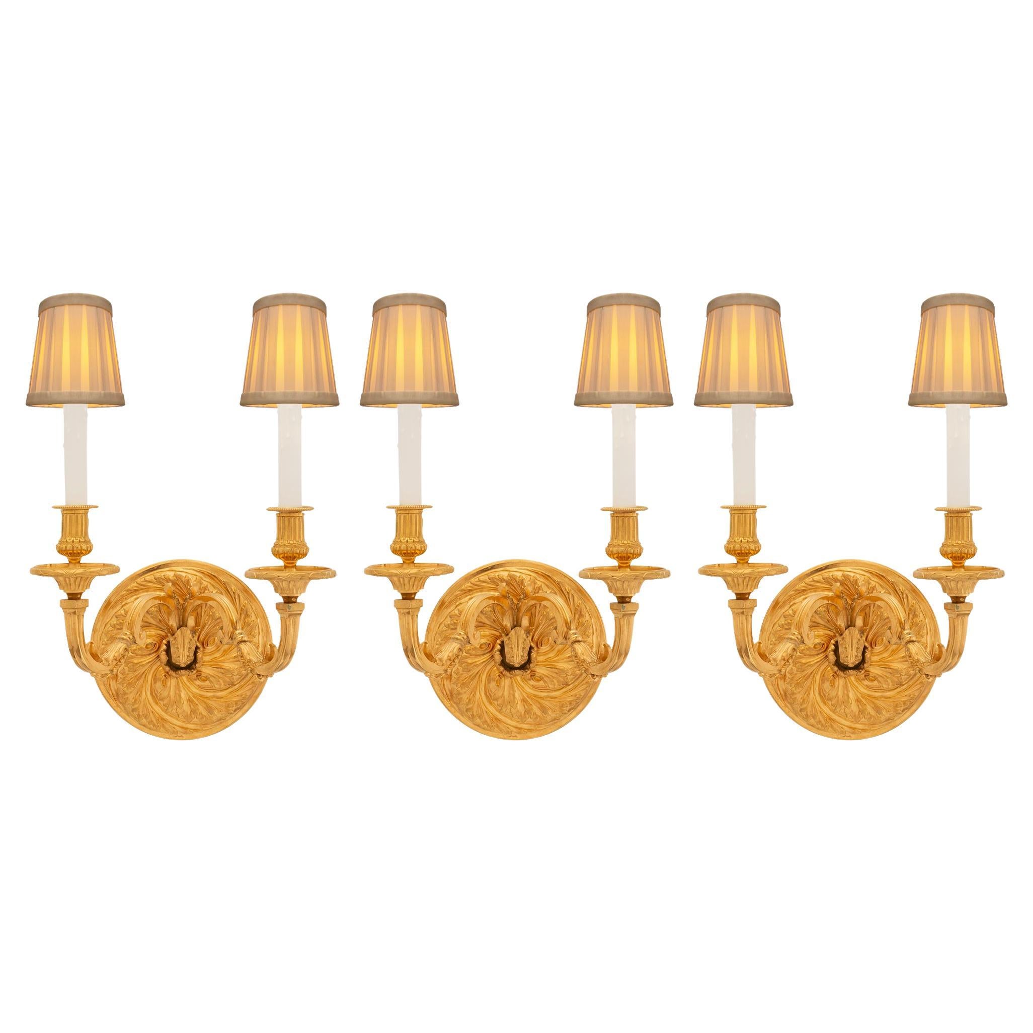 Ensemble de trois appliques en bronze doré de style Régence du XIXe siècle en vente