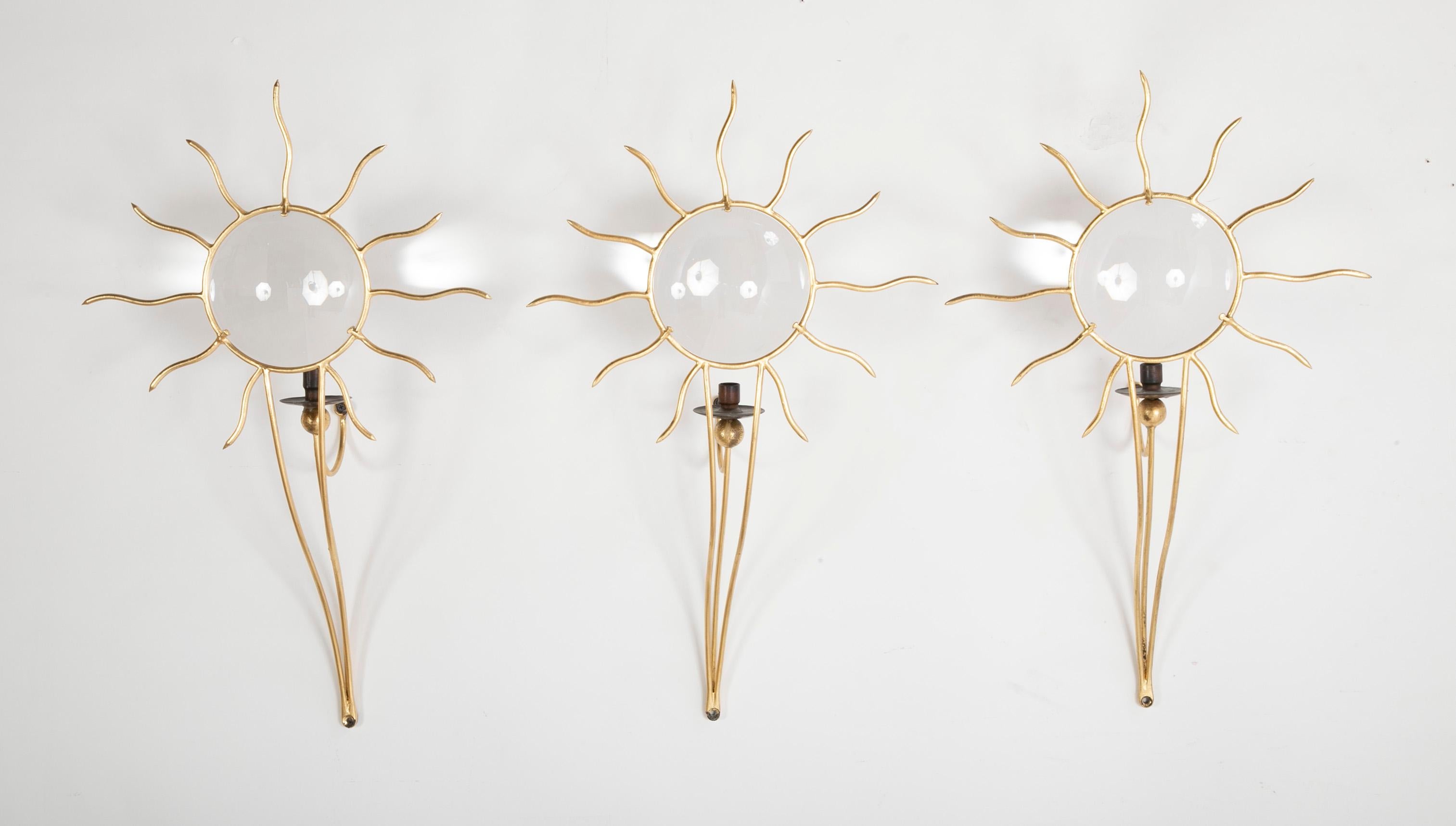 Ensemble de trois appliques en métal doré conçues par Andrea Dubreuil et signées sur la coupelle de la bobèche. Produit par Ceccotti Collezioni. Actuellement non câblée.