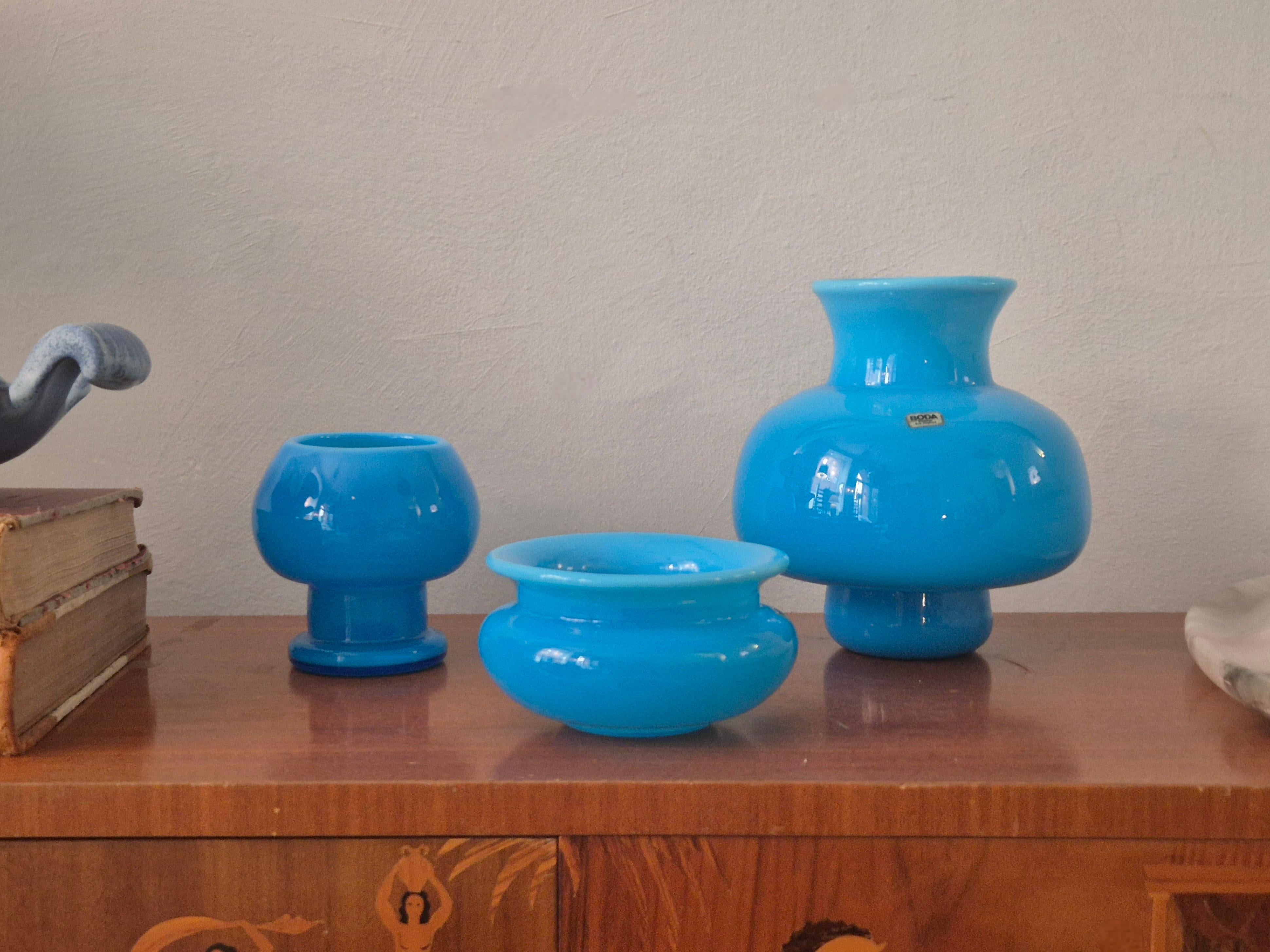 A set of three glass bowls and vase in beautiful turquoise glass by the swedish glass master Erik Höglund (1953–1967), Sweden mid-1900s.
These make any interior pop. 

All are signed H with model number. In good condition. 