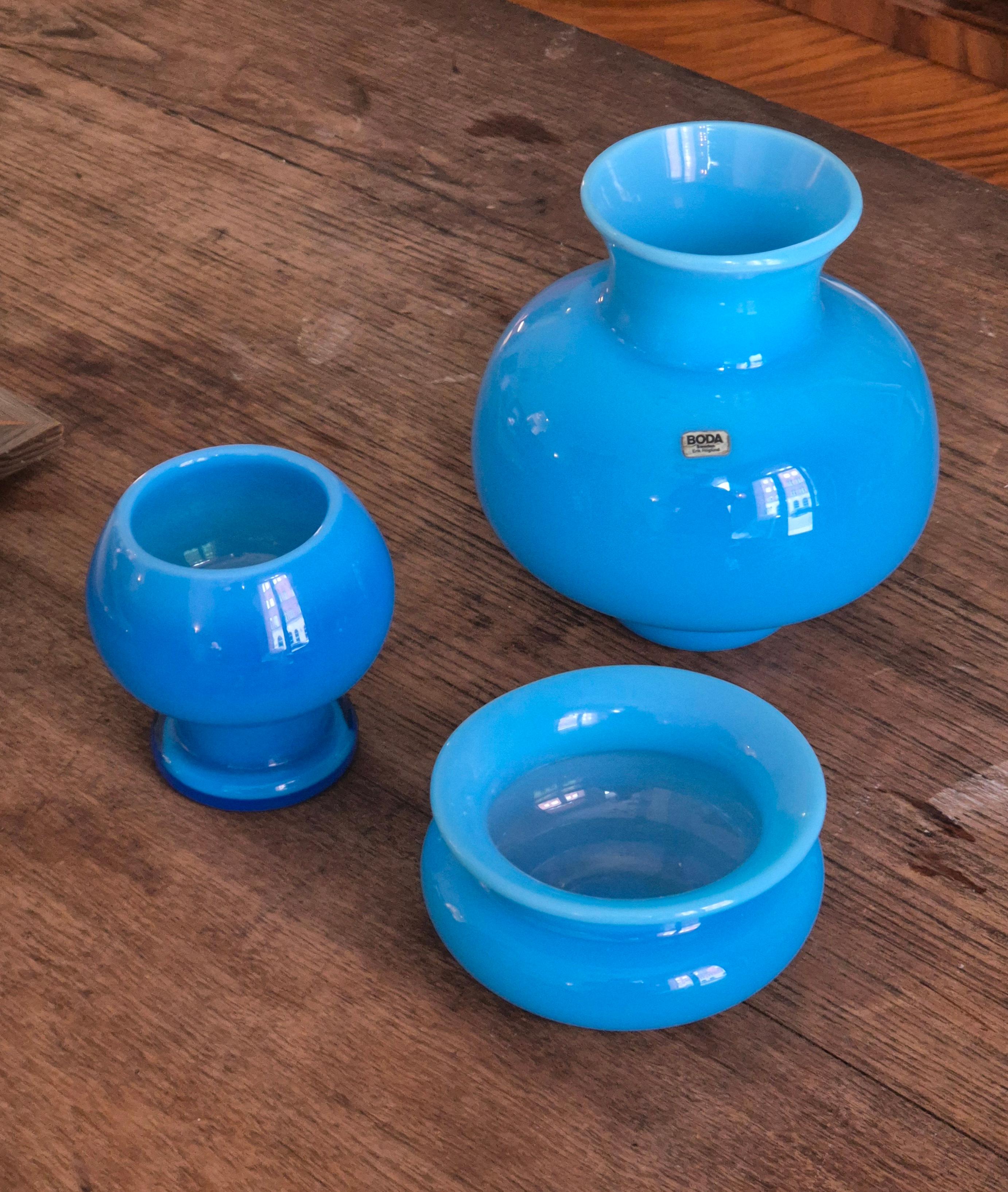 Mid-Century Modern A set of  three glass bowls and vase by Erik Höglund for Boda, Sweden For Sale