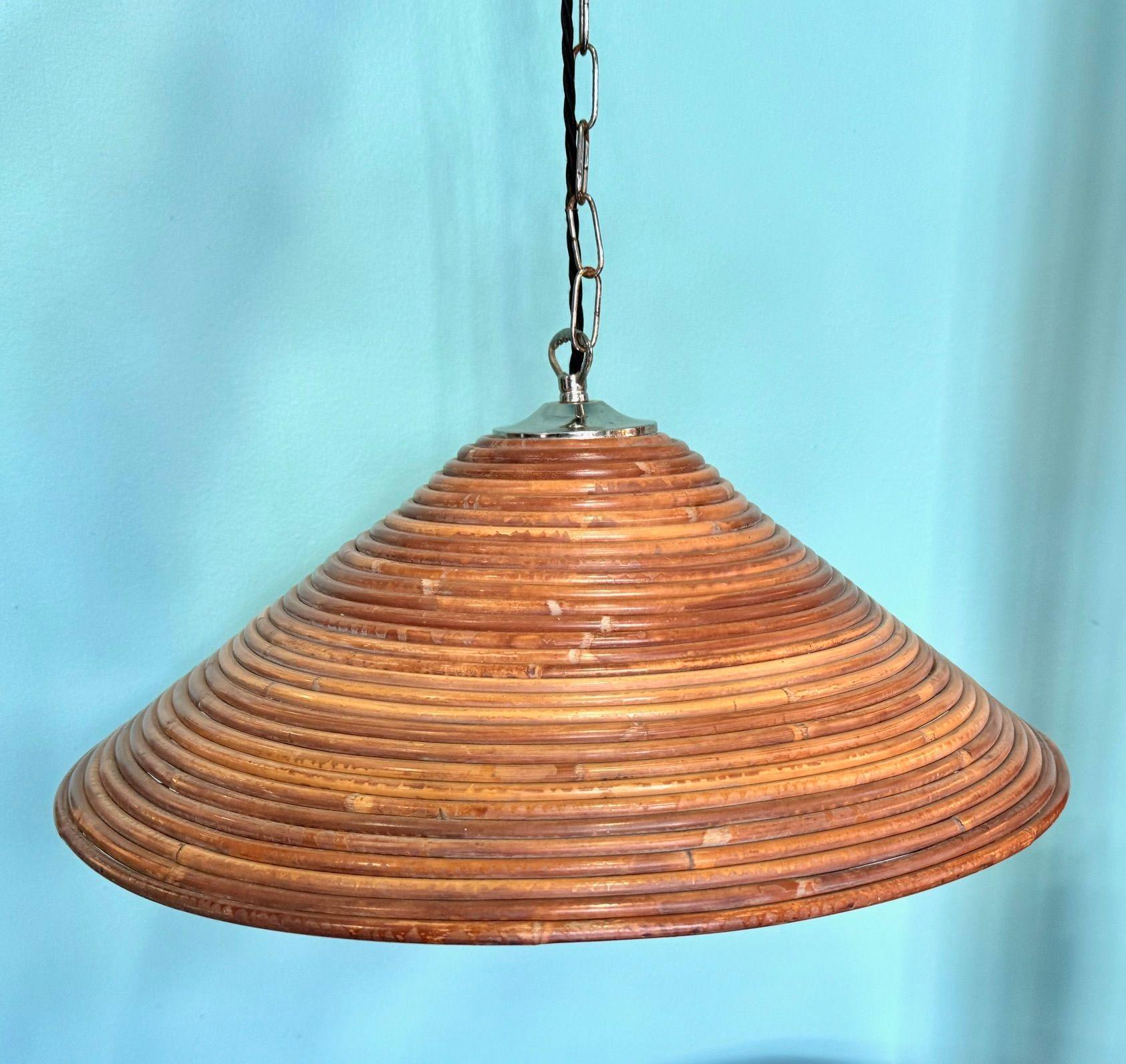 Juego de tres lámparas de techo italianas de bambú y cromo de la década de 1970, recableadas con accesorios nuevos y comprobadas con PAT
El precio es para una sola luz, selecciona la cantidad deseada
