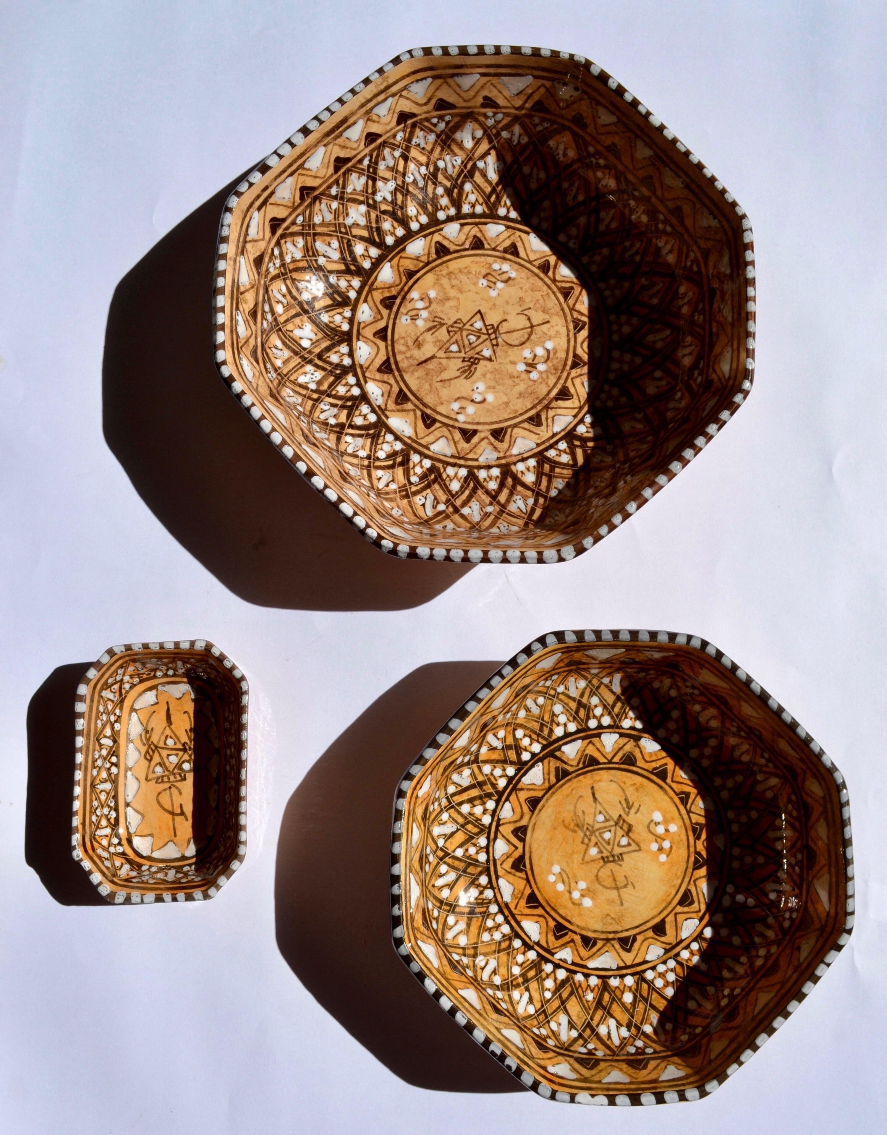 A set of three Moroccan ceramic pieces dating from the mid-20th century (Maurisch) im Angebot