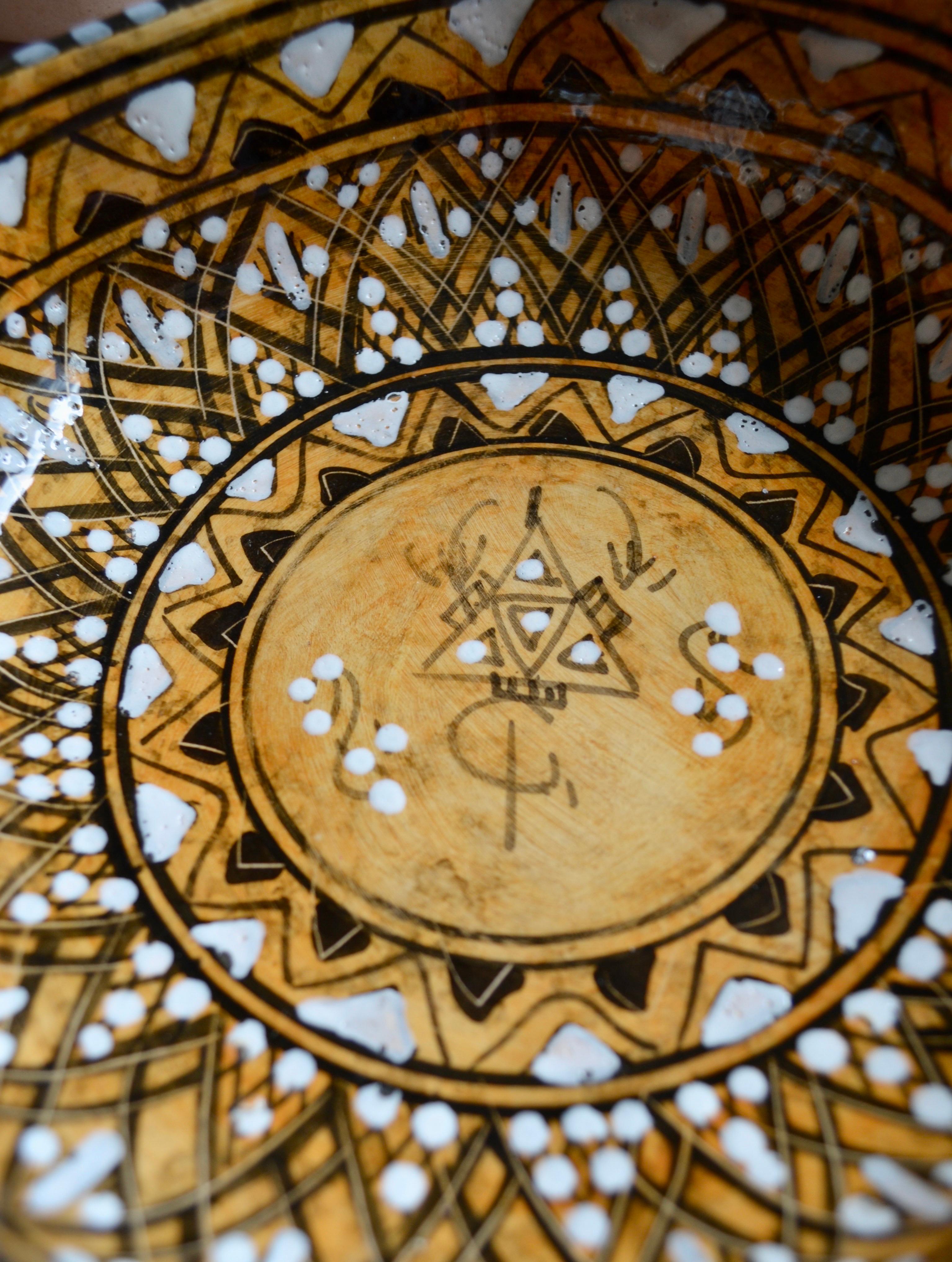 A set of three Moroccan ceramic pieces dating from the mid-20th century im Zustand „Gut“ im Angebot in SOTTEVILLE-LÈS-ROUEN, FR