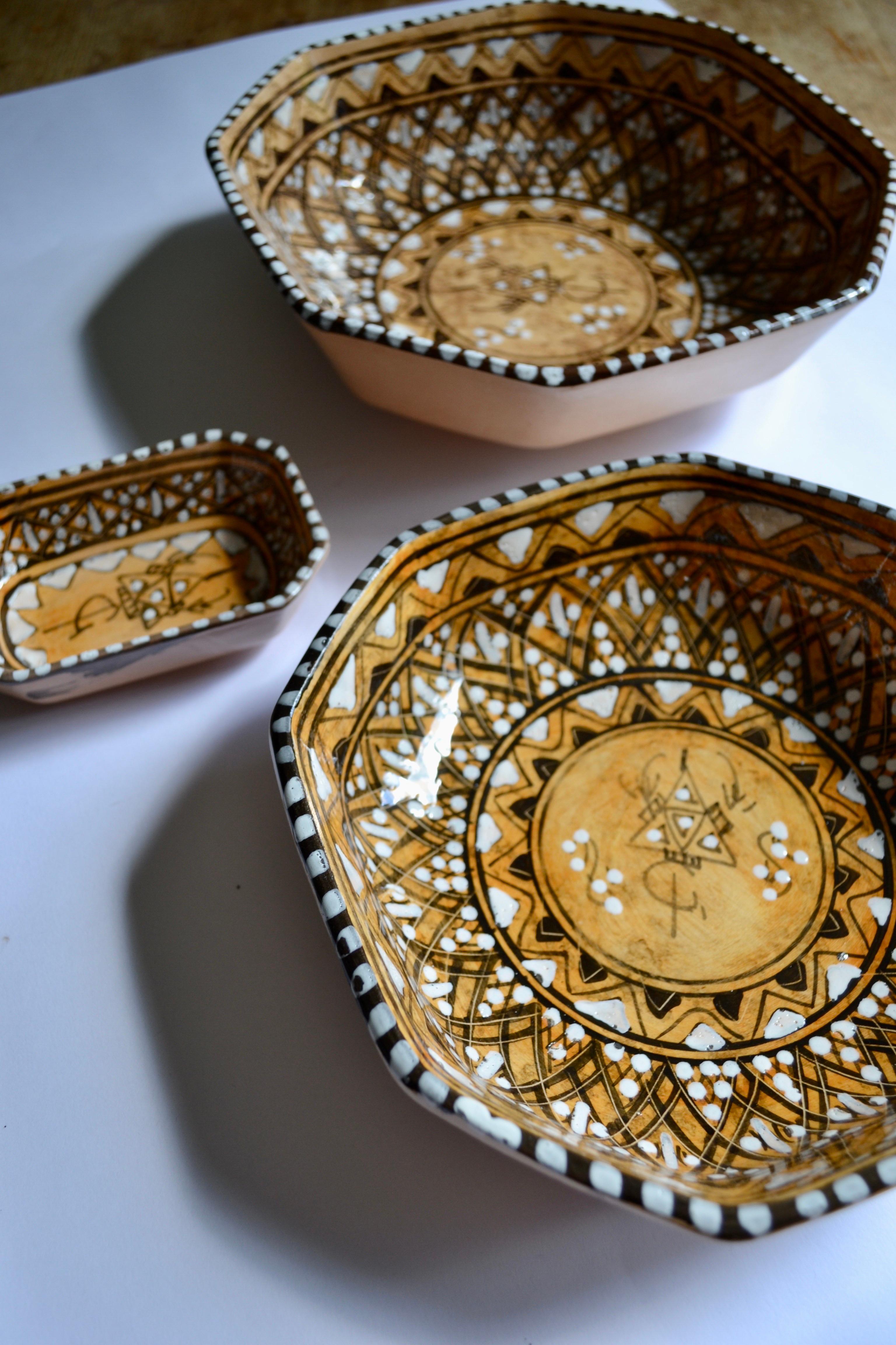 A set of three Moroccan ceramic pieces dating from the mid-20th century (20. Jahrhundert) im Angebot