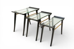 Ein Satz von drei Nisttischen mit Glasplatte