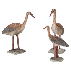 Un set di tre uccelli dipinti a Cognac da uno scultore locale.