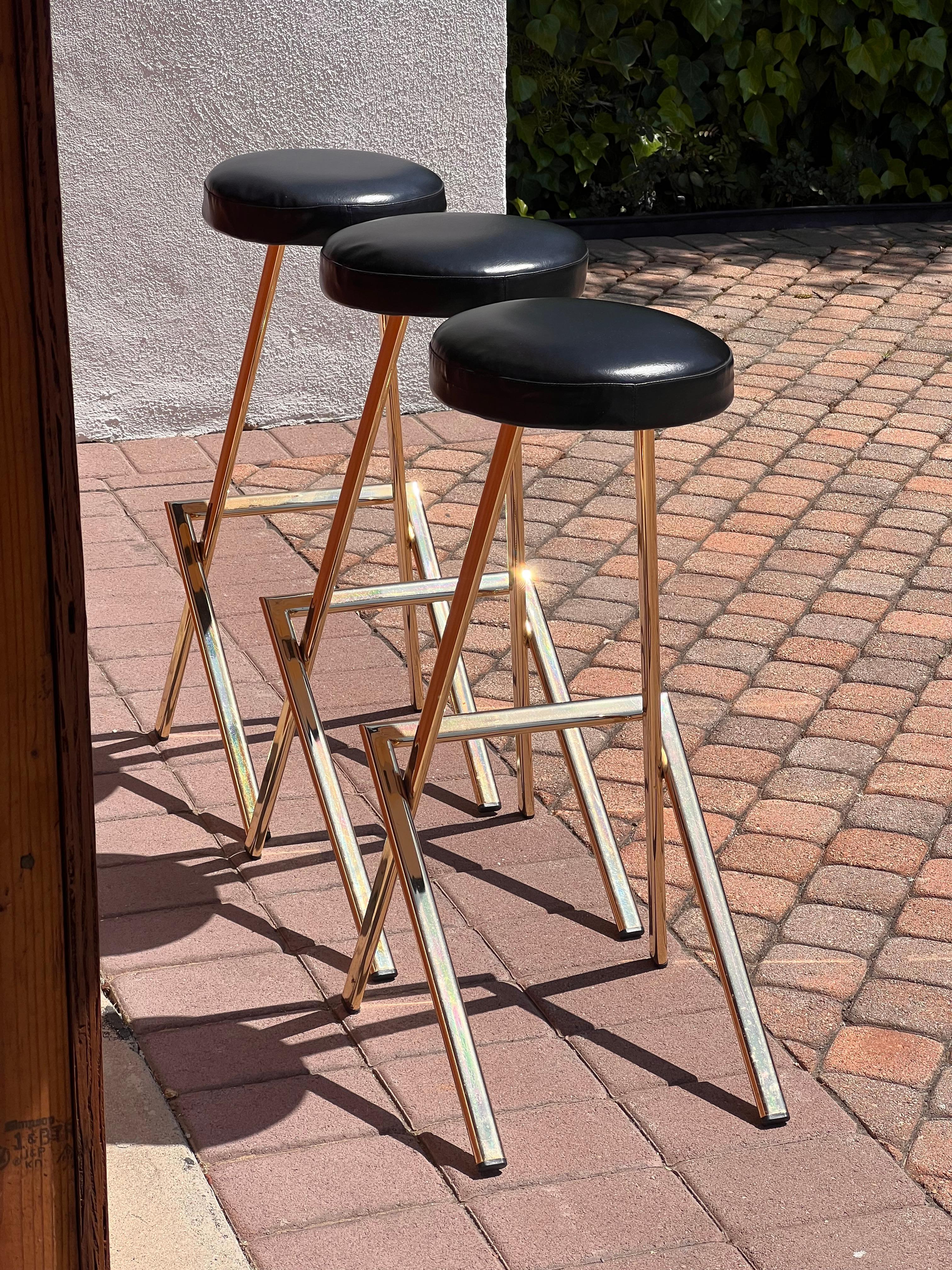 A set of three postmodern bar stools by Martin, late 20th century In Good Condition For Sale In View Park, CA