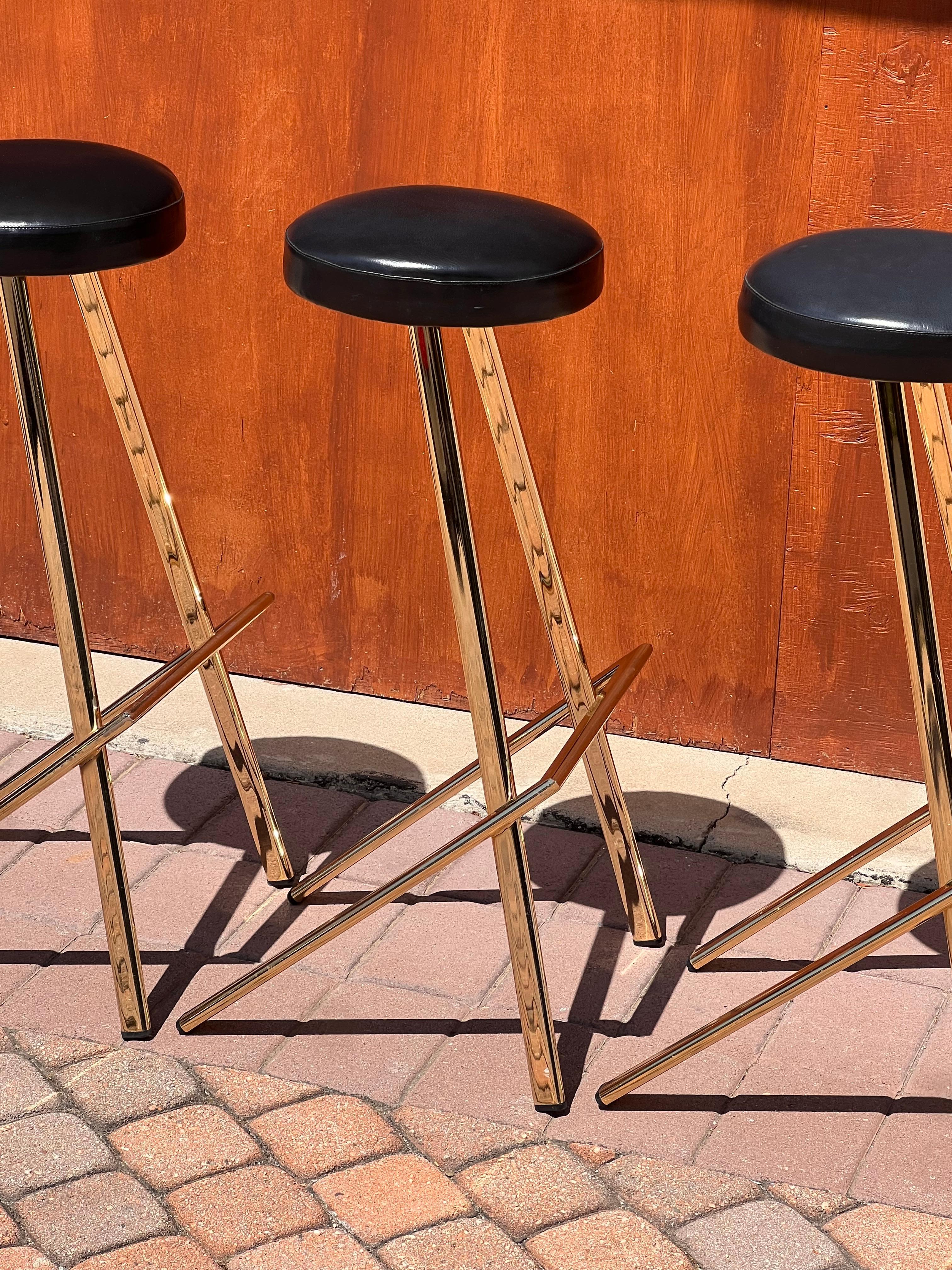 Brass A set of three postmodern bar stools by Martin, late 20th century For Sale