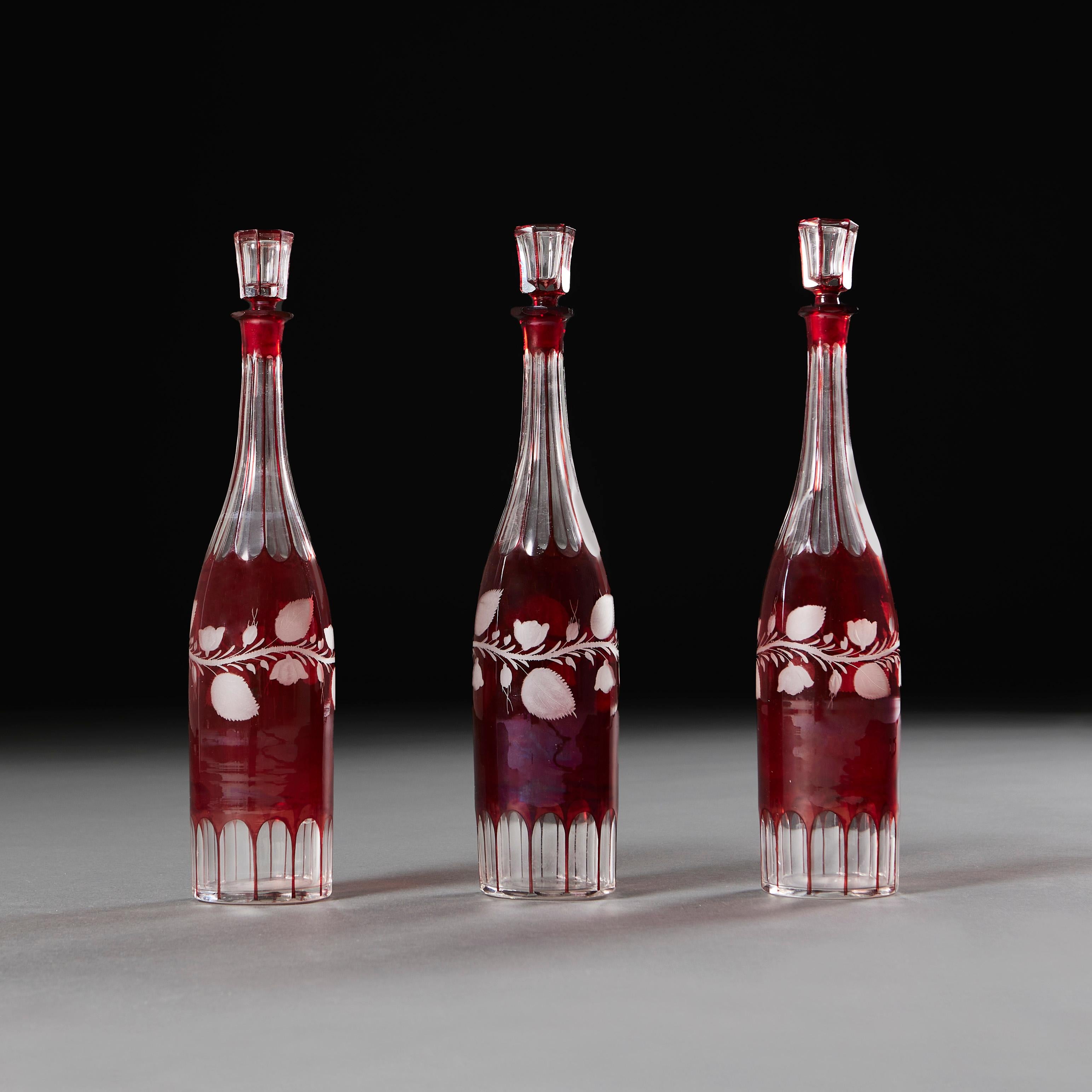 A Set Of Three Red 19TH Century Spirit Decanters  In Good Condition For Sale In London, GB