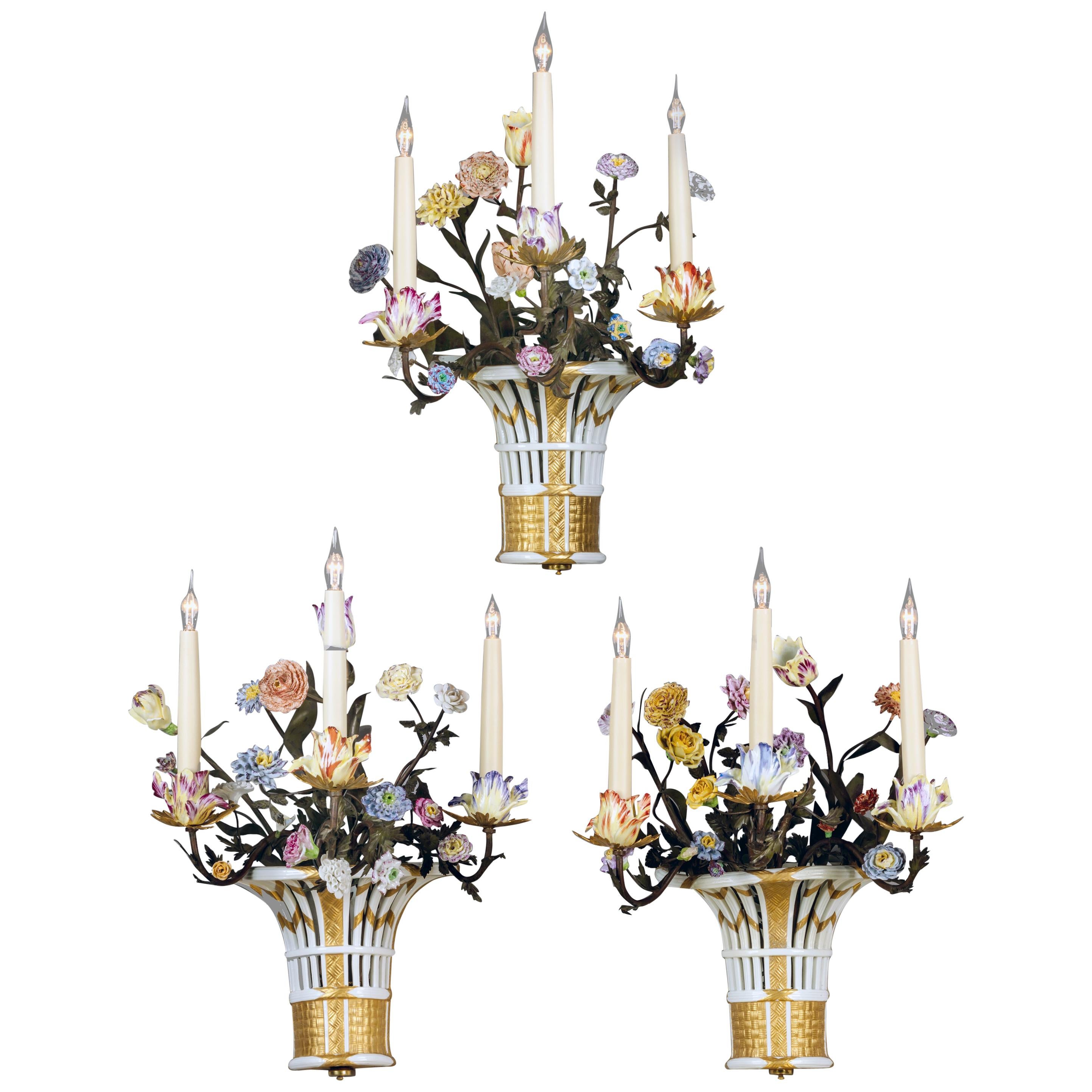 Set von drei Wandapplikationen aus vier Leuchten aus Porzellan im Svres-Stil