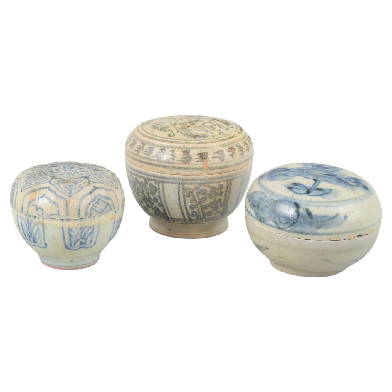 A set of three small lidded jars in glazed tones. Korea, 19th/20th C. For Sale
