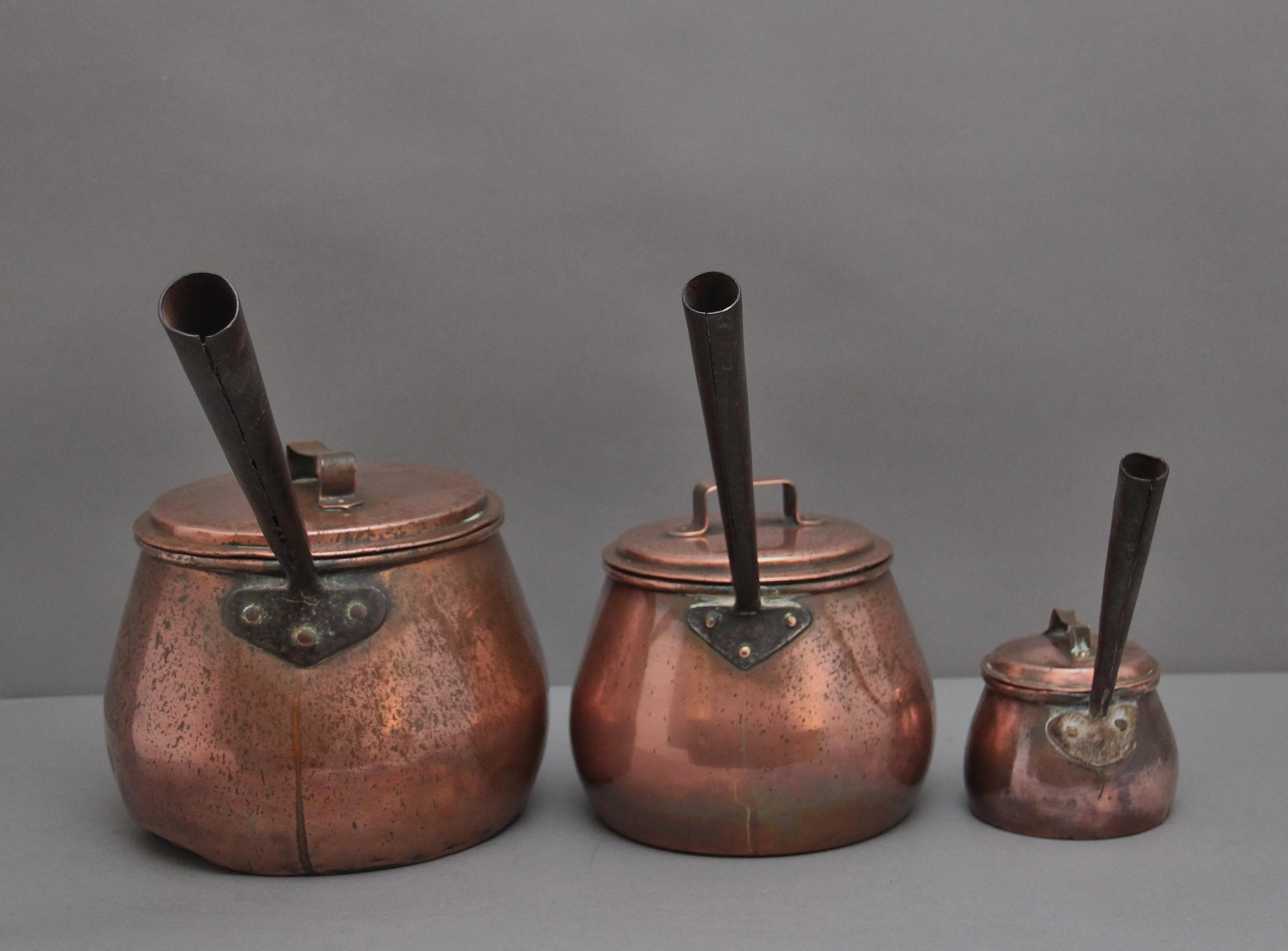 British A set of three Victorian copper saucepans For Sale