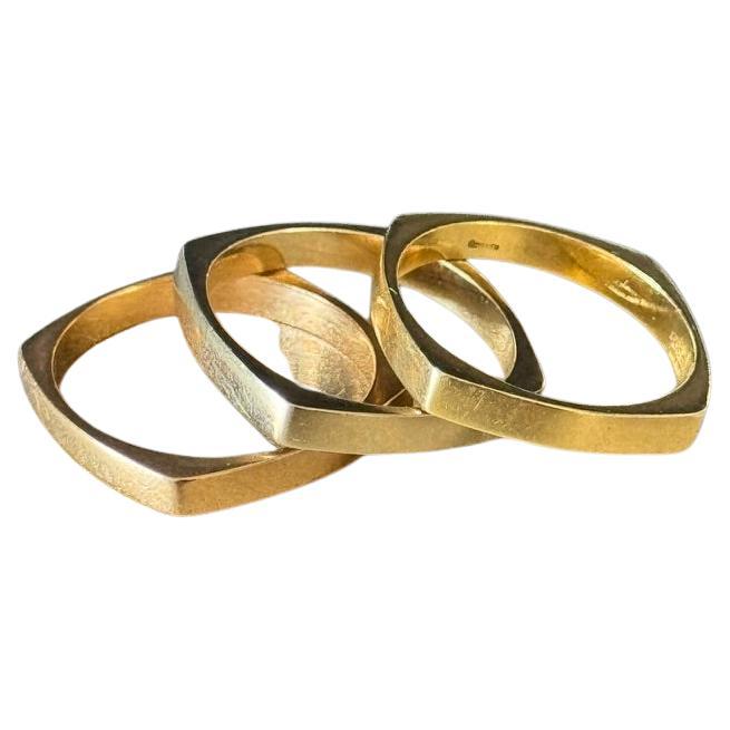 Jeweils quadratisches Design mit kreisförmigem Einsatz, gefasst in 14K Weißgold, Roségold und Gelbgold.
Jeweils signiert mit Gucci.