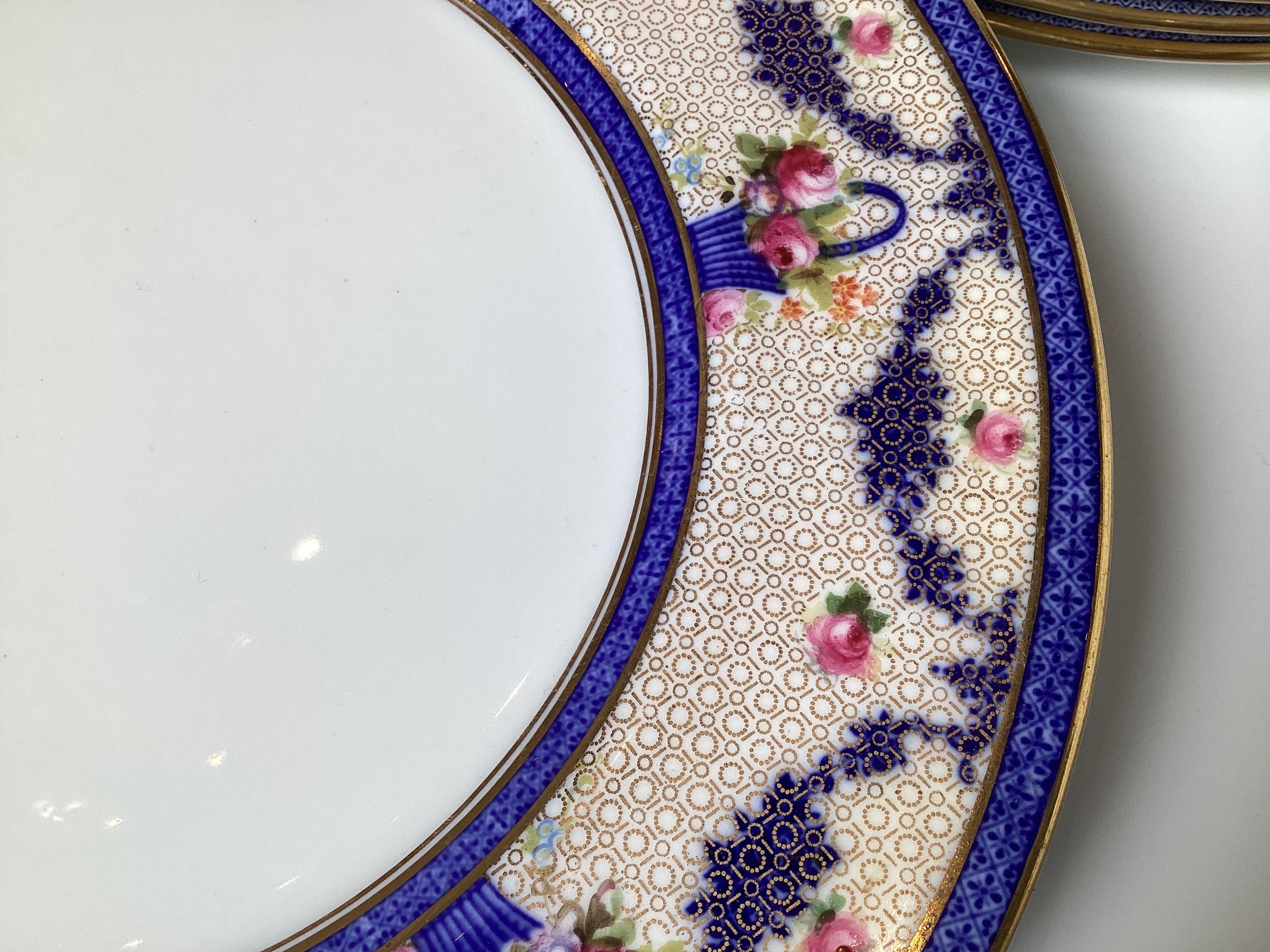 Ce set de douze assiettes plates est signé Royal Doulton, un célèbre fabricant anglais de céramiques et d'accessoires pour la maison. La marque au dos indique qu'ils ont été fabriqués en Angleterre et vendus par l'intermédiaire de S.M.D.& S.Co., un
