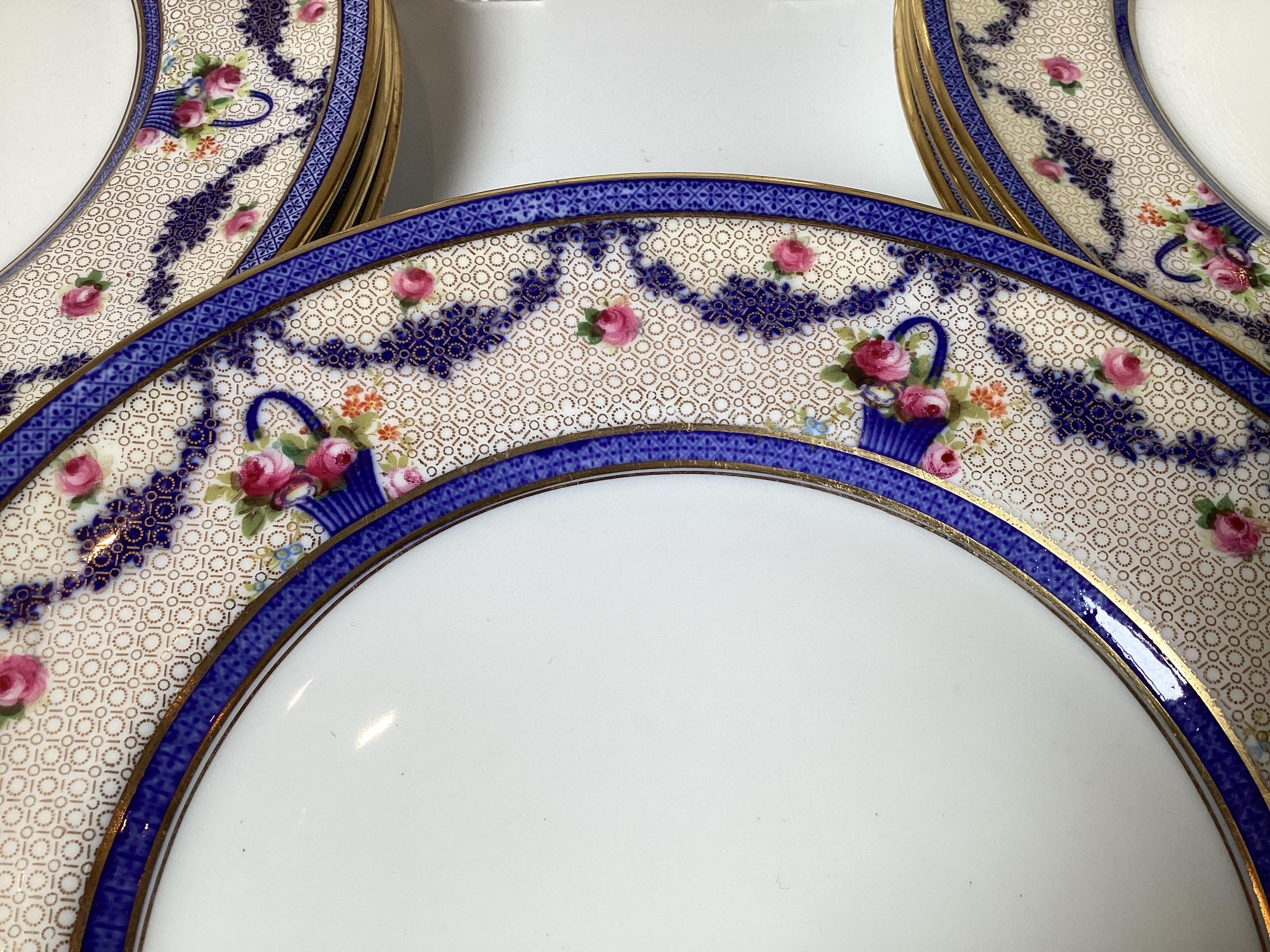 Anglais Un ensemble de douze assiettes de table de Royal Doulton, une célèbre manufacture de céramique anglaise de renom. en vente