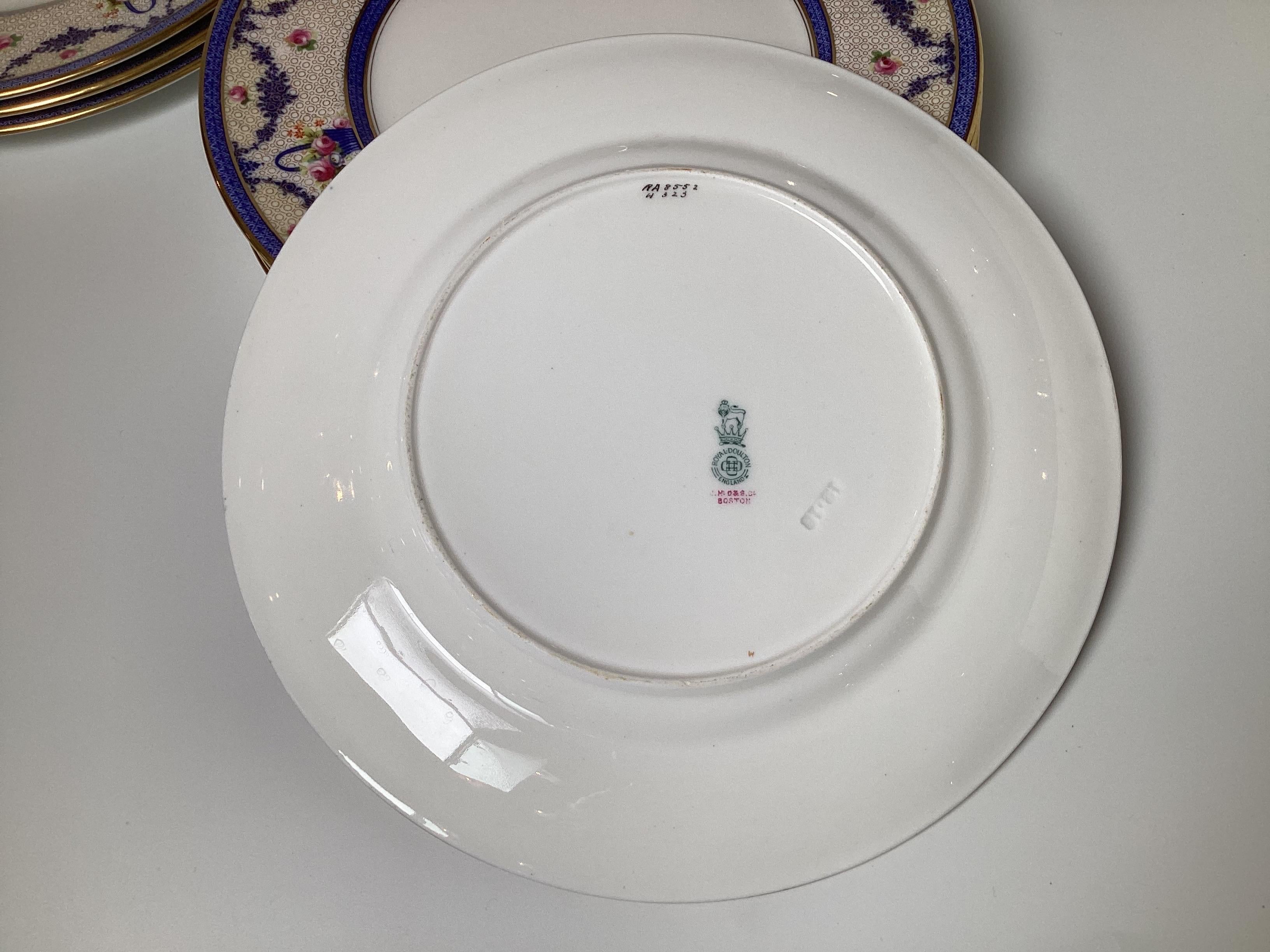 Un ensemble de douze assiettes de table de Royal Doulton, une célèbre manufacture de céramique anglaise de renom. Bon état - En vente à Lambertville, NJ