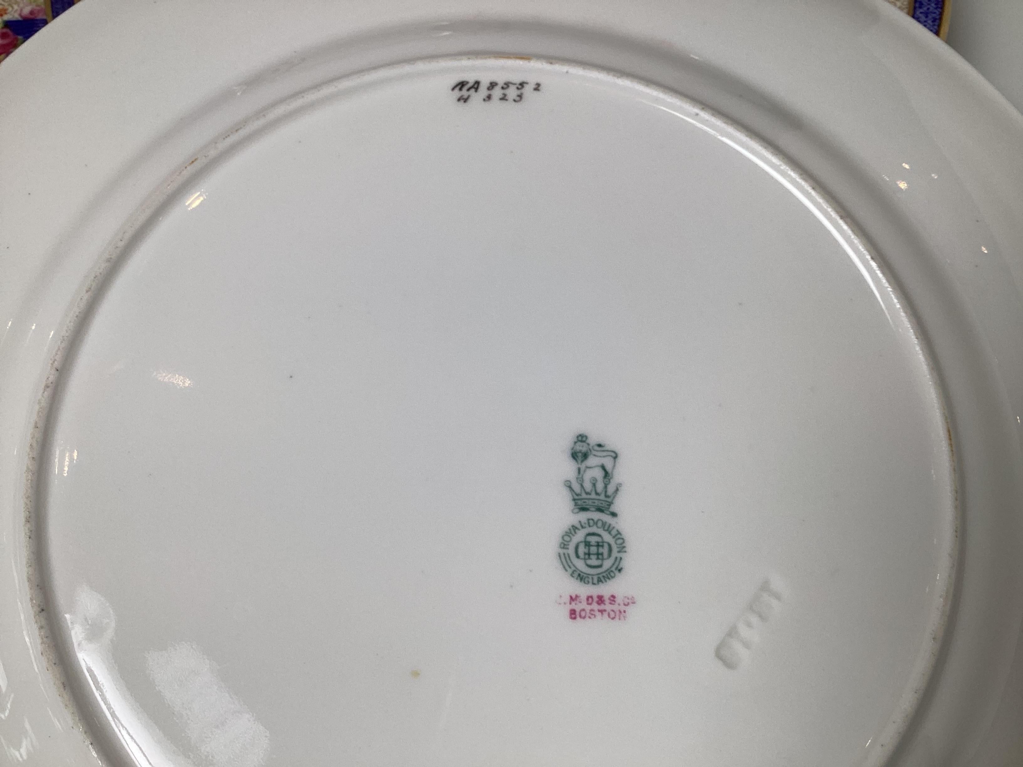 20ième siècle Un ensemble de douze assiettes de table de Royal Doulton, une célèbre manufacture de céramique anglaise de renom. en vente